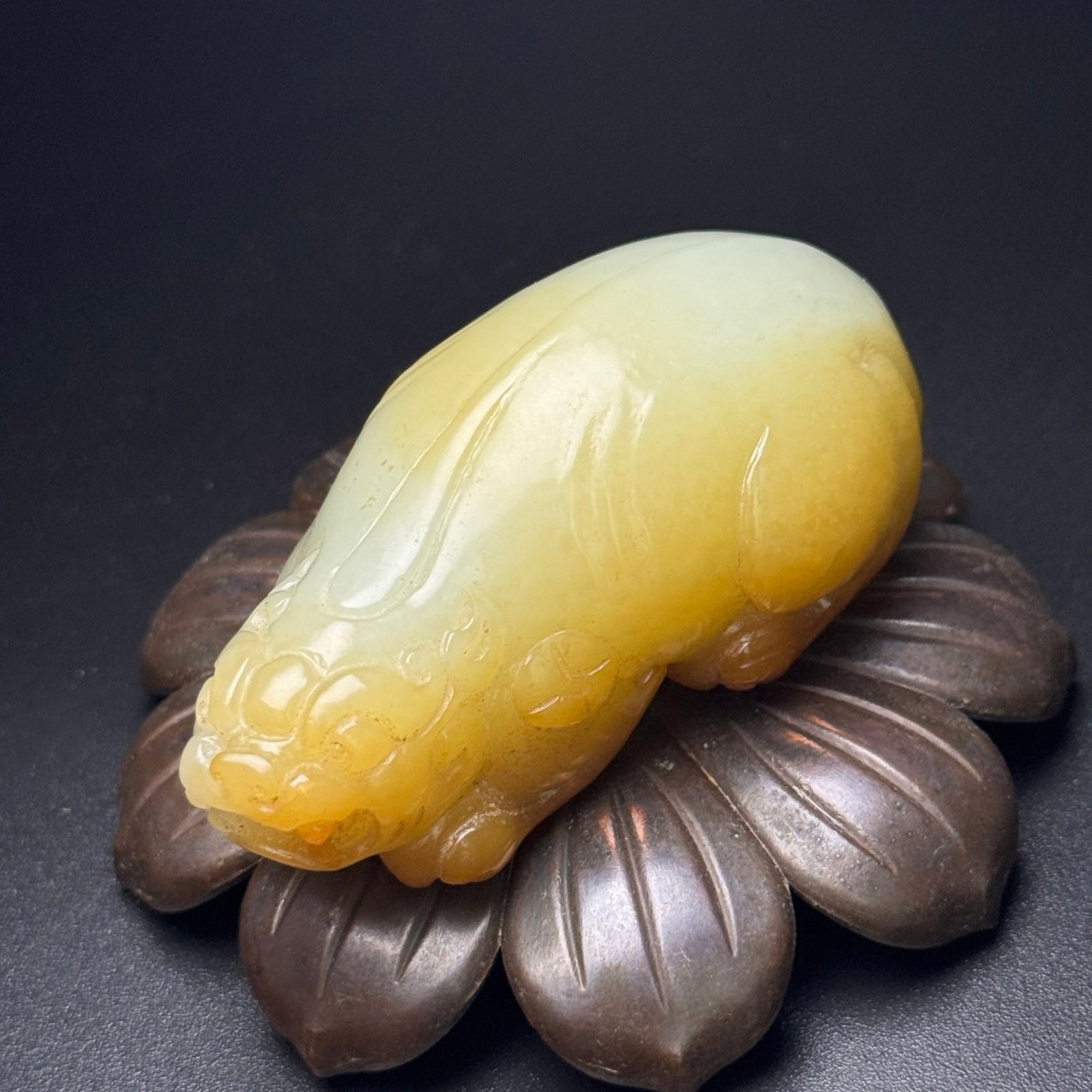 An Exquisite White Jade Auspicious Beast Hand Piece: An Exquisite White Jade Auspicious Beast Hand Piece,Qing Dynasty,China,Size:86mmx45mmx39mm,Weight:208g 白玉瑞兽手把件,中国清代