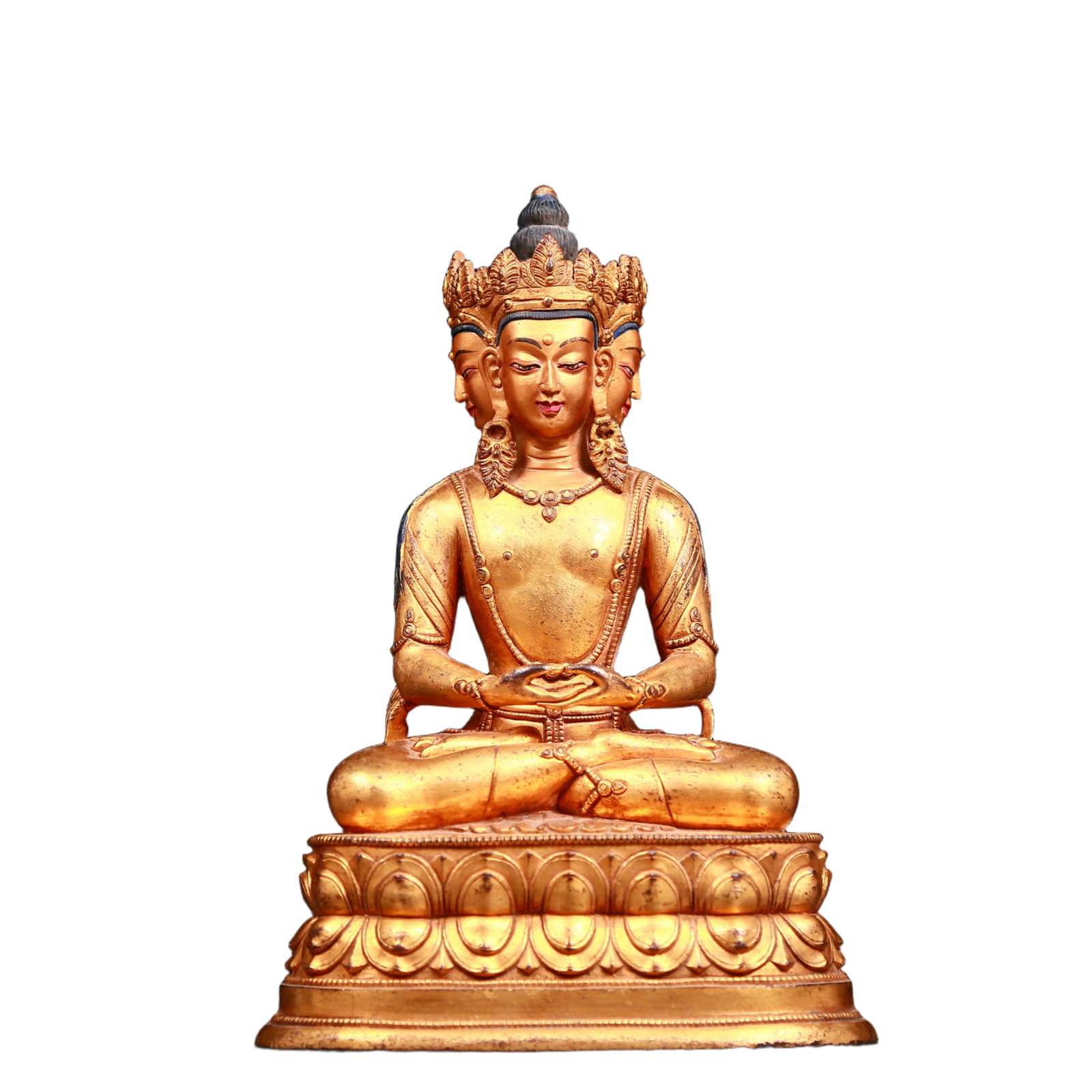 An exquisite gilt bronze statue of Bodhisattva: An exquisite gilt-bronze Bodhisattva statue ,Qing Dynasty, China, with a solemn and kind face and deep eyes, as if he can discern the suffering of all sentient beings, demonstrating his wisdom and com