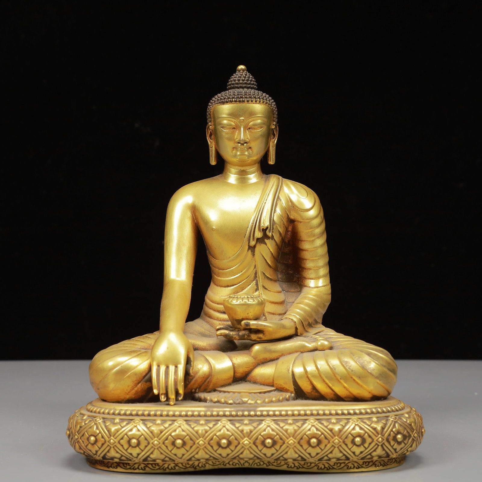 A Solemn Gilt Bronze Statue of Sakyamuni: A Solemn Gilt Bronze Statue of Sakyamuni,Qing Dynasty, China,Size:6.7inx4.7inx7.9in,Weight:2650g 铜鎏金释迦摩尼像,中国清代