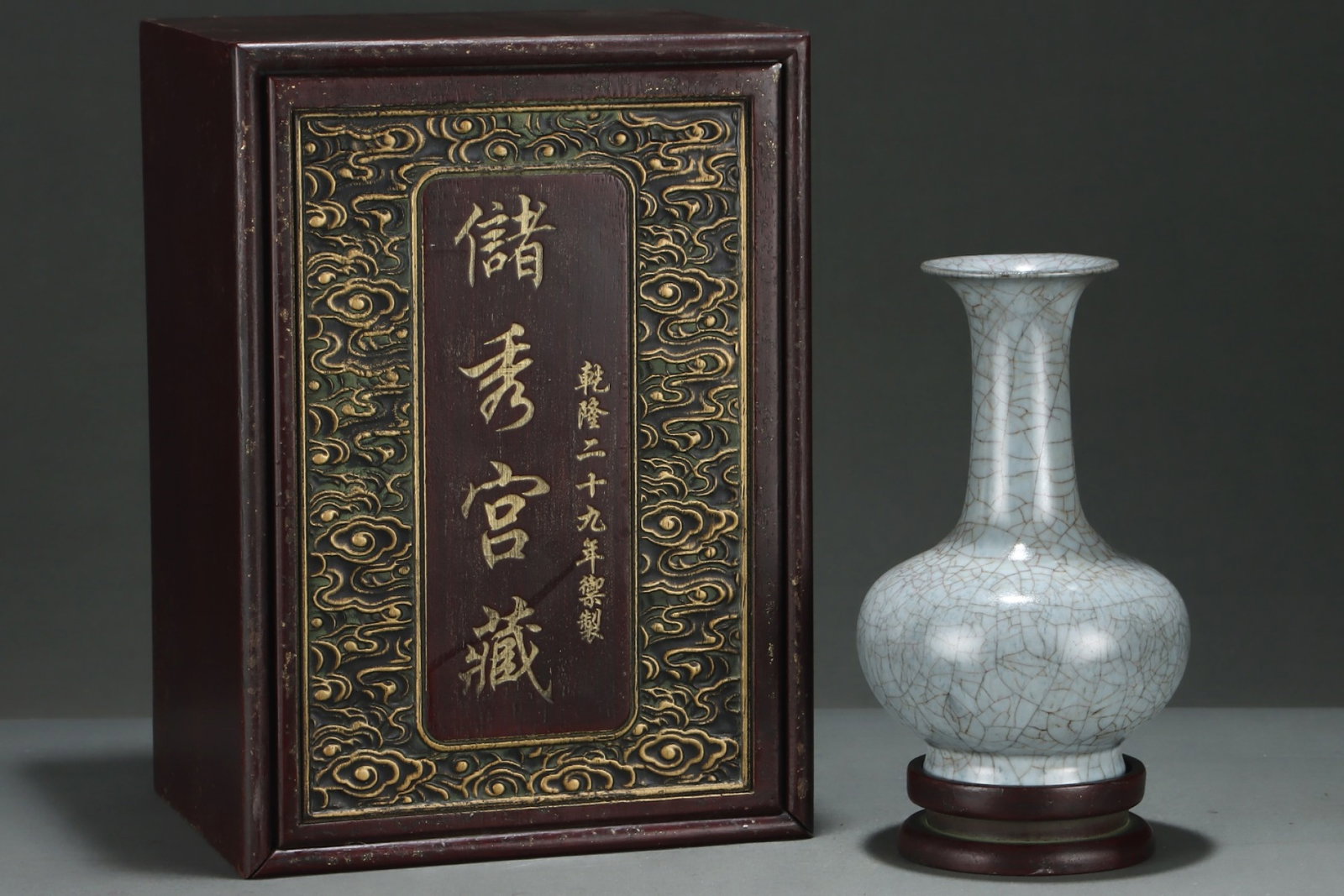 An Exquisite Guan yao Vase,with an Imperial Poem by Emperor Qianlong: An Exquisite Guan yao Vase,with an Imperial Poem by Emperor Qianlong,Song Dynasty,China,Size:8.7inx5.7in 官窑瓶,带乾隆御题诗,中国ê
