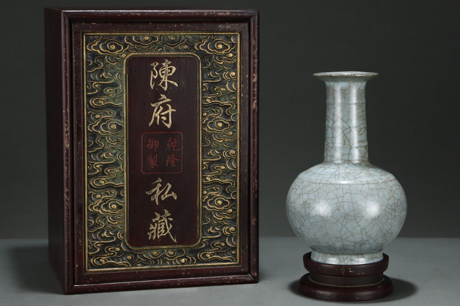 An Exquisite Guan yao Vase,with an Imperial Poem by Emperor Qianlong: An Exquisite Guan yao Vase,with an Imperial Poem by Emperor Qianlong,Song Dynasty,China,Size:9.4inx6.1in 官窑瓶,带乾隆御题诗,中国ê