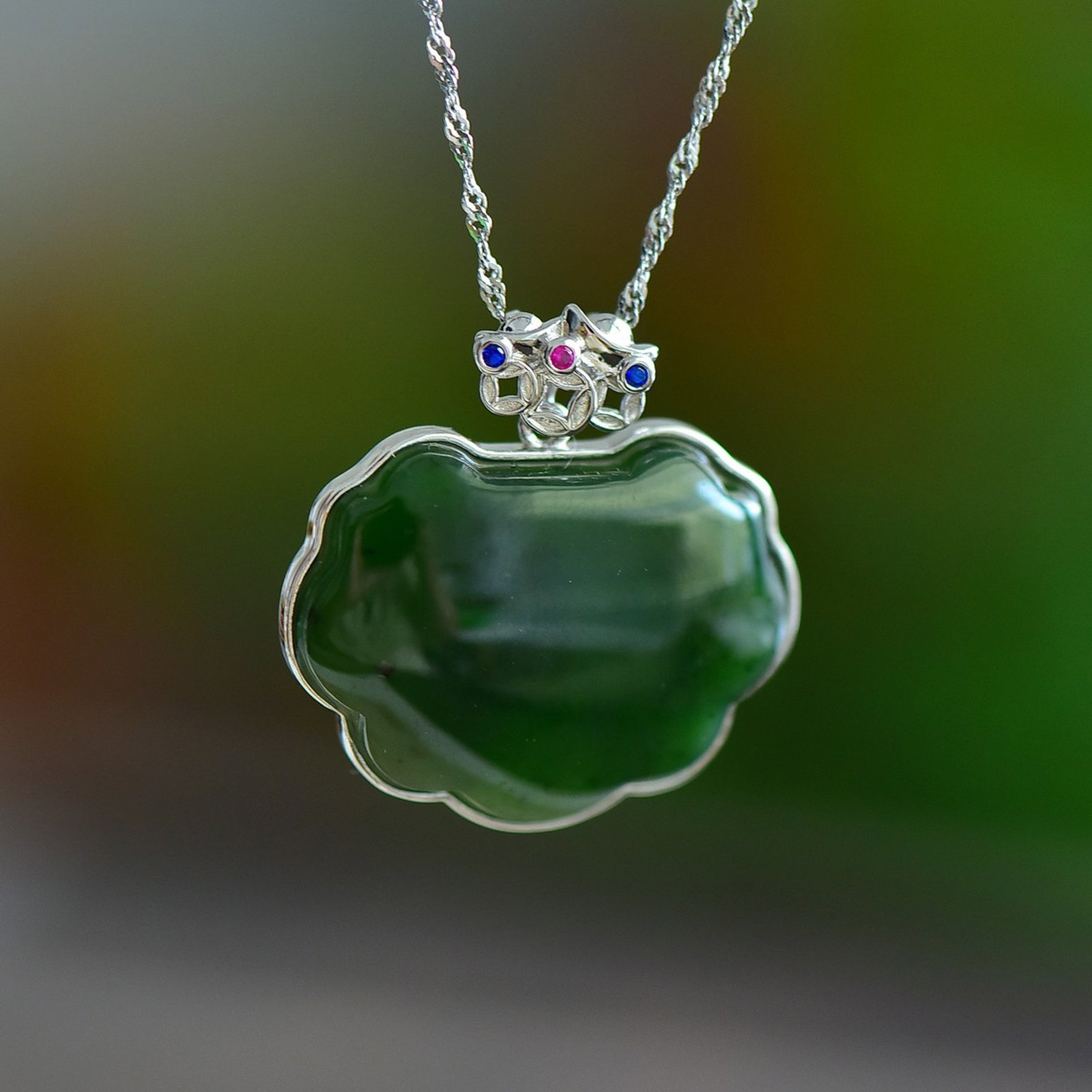 An Exquisite Sterling Silver Inlaid Jasper Pendant: An Exquisite Sterling Silver Inlaid Jasper Pendant,Size:21mmx28mm 纯银镶碧玉吊坠