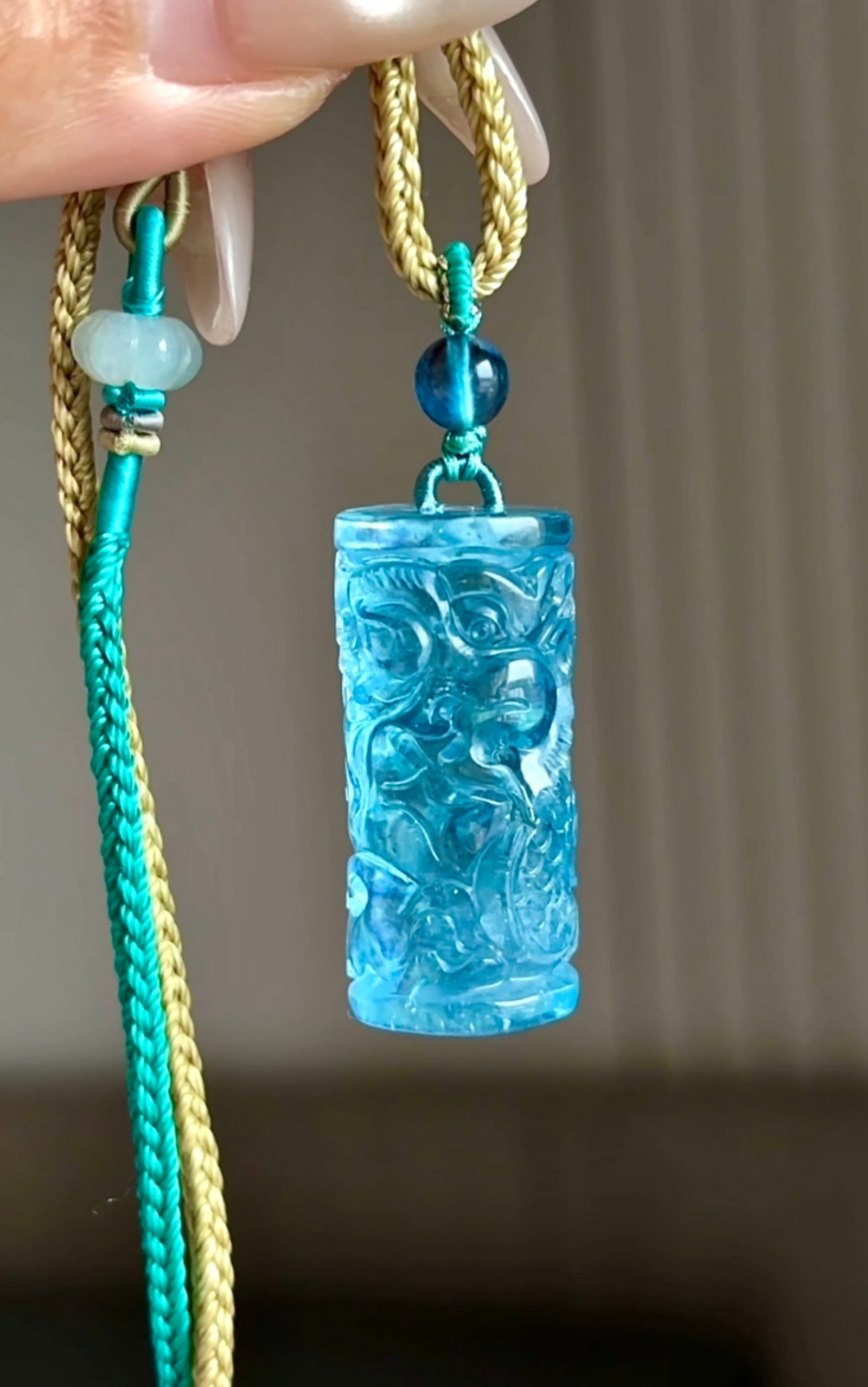 An Exquisite Aquamarine Dragon Pattern Pendant: An Exquisite Aquamarine Dragon Pattern Pendant,Size:33mmx16mm,Total Weight:16g 海蓝宝龙纹吊坠
