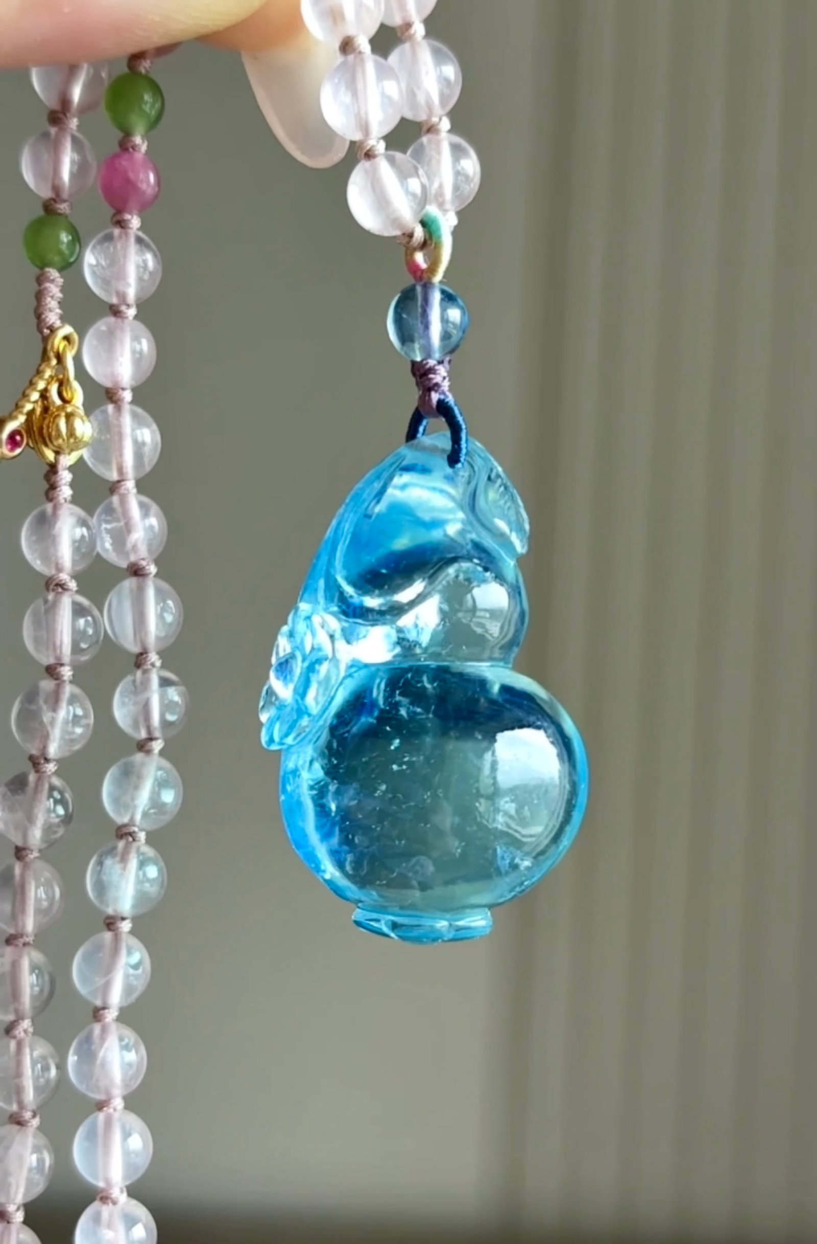An Exquisite Aquamarine Gourd-Shaped Pendant,With Crystal: An Exquisite Aquamarine Gourd-Shaped Pendant,With Crystal,Size:34mmx22mm,,5mmWeight:31.6g 海蓝宝葫芦吊坠,配水晶