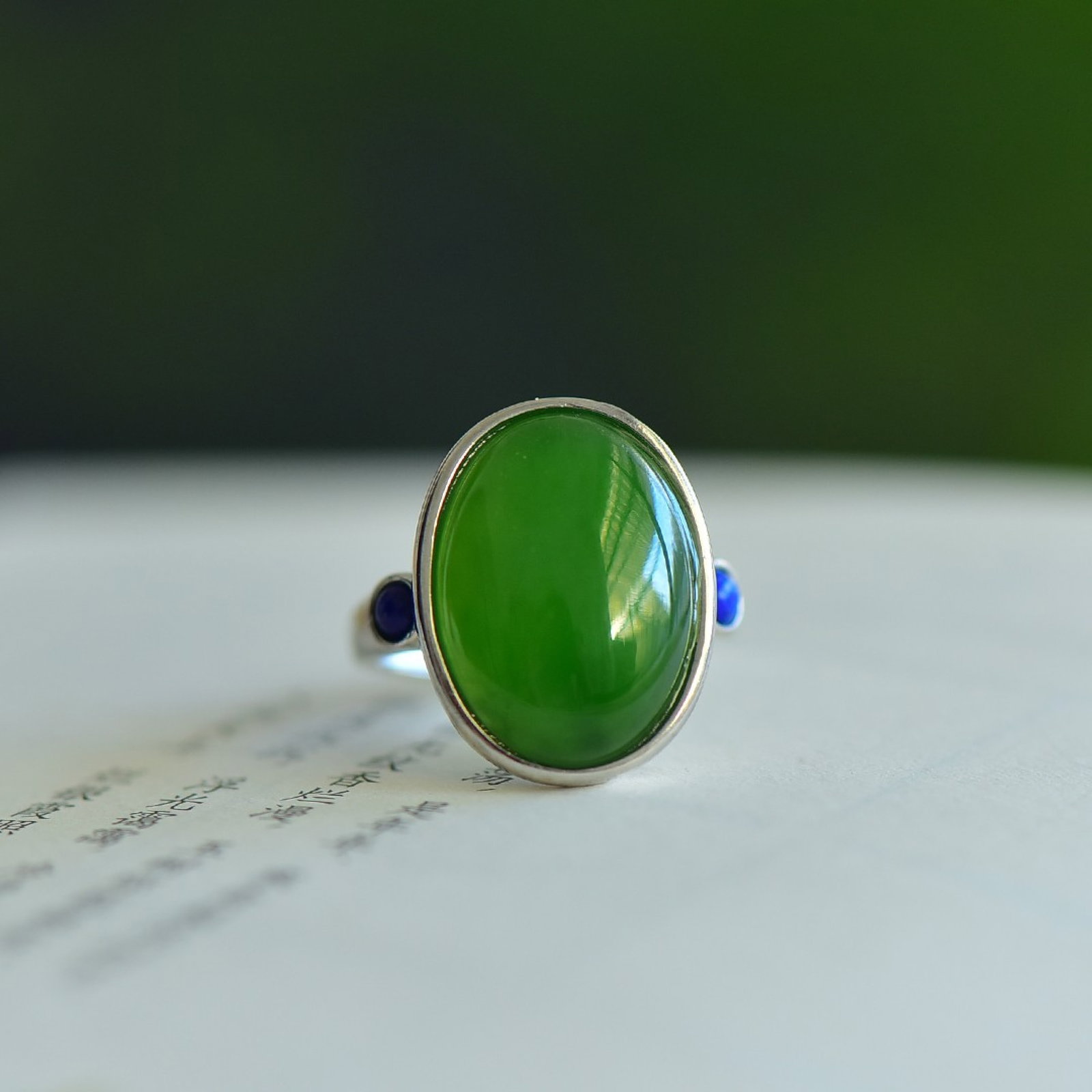 An Exquisite Sterling Silver Inlaid Jasper Ring: An Exquisite Sterling Silver Inlaid Jasper Ring,Size:13mmx18mm 纯银镶碧玉戒指