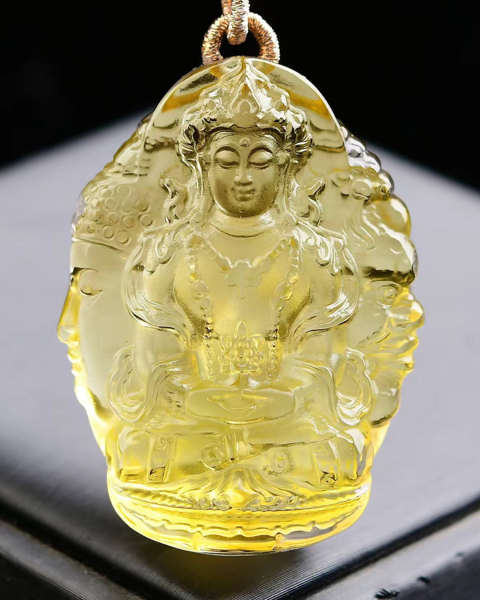 An Exquisite Crystal Statue of Avalokitesvara Pattern Pendant: An Exquisite Crystal Statue of Avalokitesvara Pattern Pendant,Size:49mmx36mmx15mm,Weight:45g 寓意事事如意,康乐吉祥,平安长&