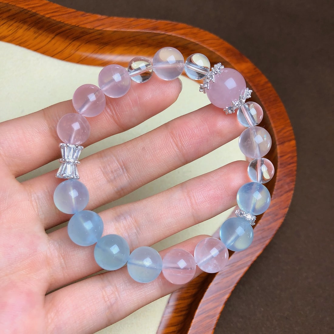 An Exquisite Crystal Aquamarine Bracelets: An Exquisite Crystal Aquamarine Bracelets,Size:10.3mm,12.4mm,Weight:26.8g 水晶海蓝宝手串