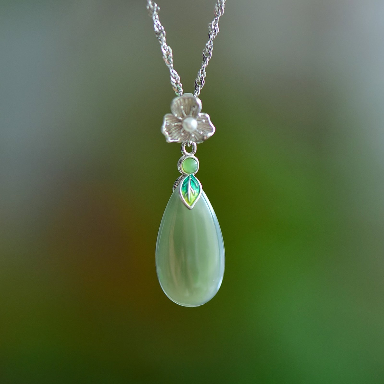 An Exquisite Sterling Silver Inlaid Greenish Jade Pendant: An Exquisite Sterling Silver Inlaid Greenish Jade Pendant,Size:10mmx18mm 纯银镶青玉吊坠