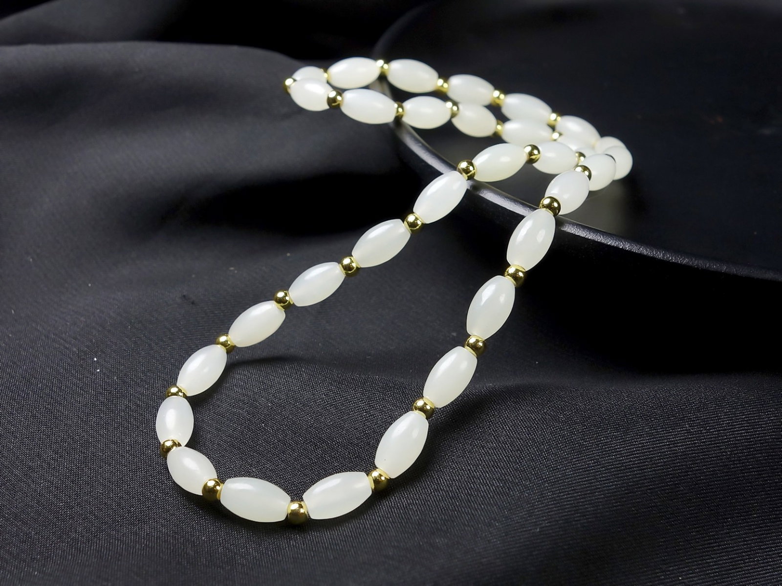 An Exquisite White Jade Bracelets (1 of 7)