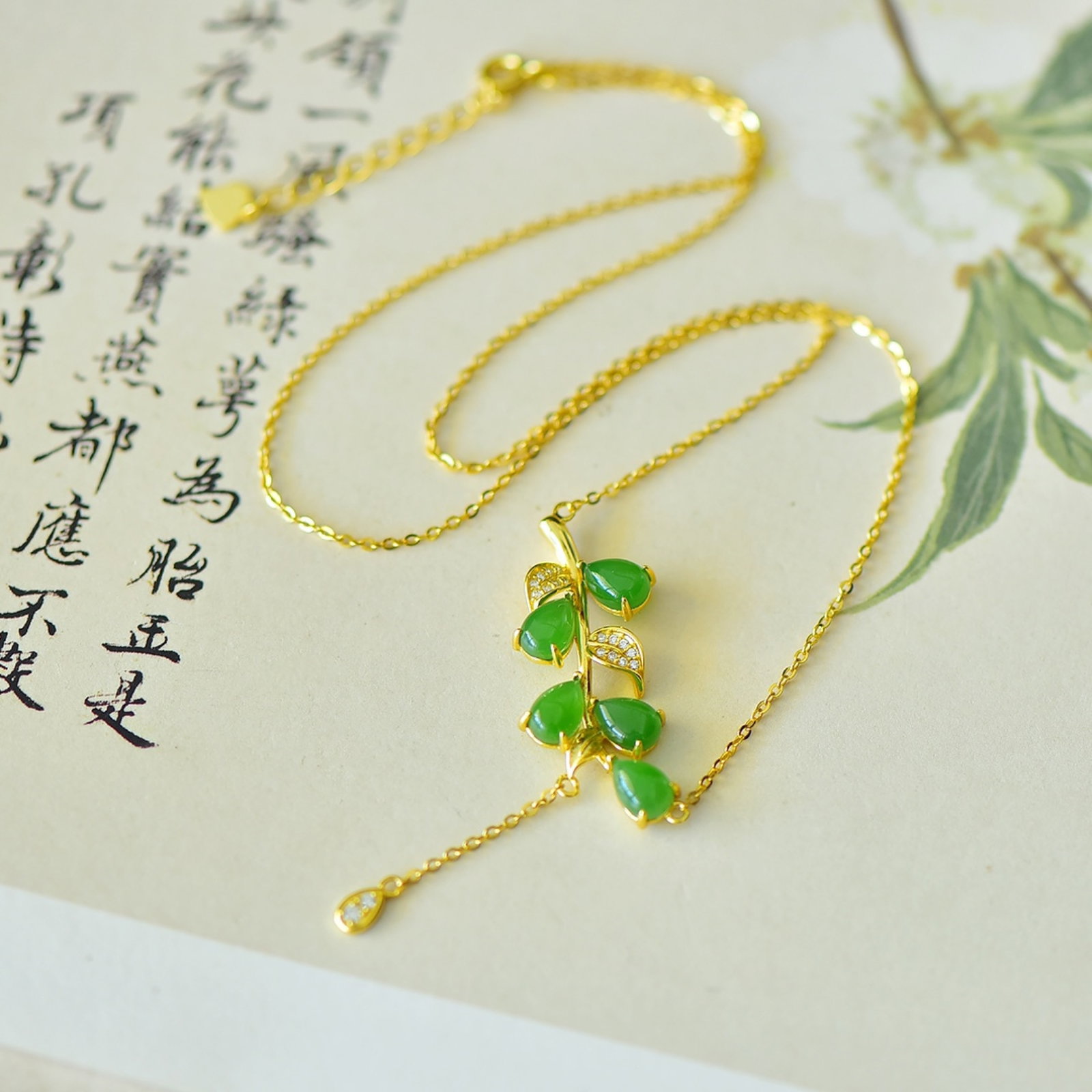 An Exquisite Sterling Silver-Gold Plated Inlaid Jasper Pendant,Inlaid Diamond: An Exquisite Sterling Silver-Gold Plated Inlaid Jasper Pendant,Inlaid Diamond,Size:5mmx7mm 纯银镀金镶碧玉吊坠,嵌钻石