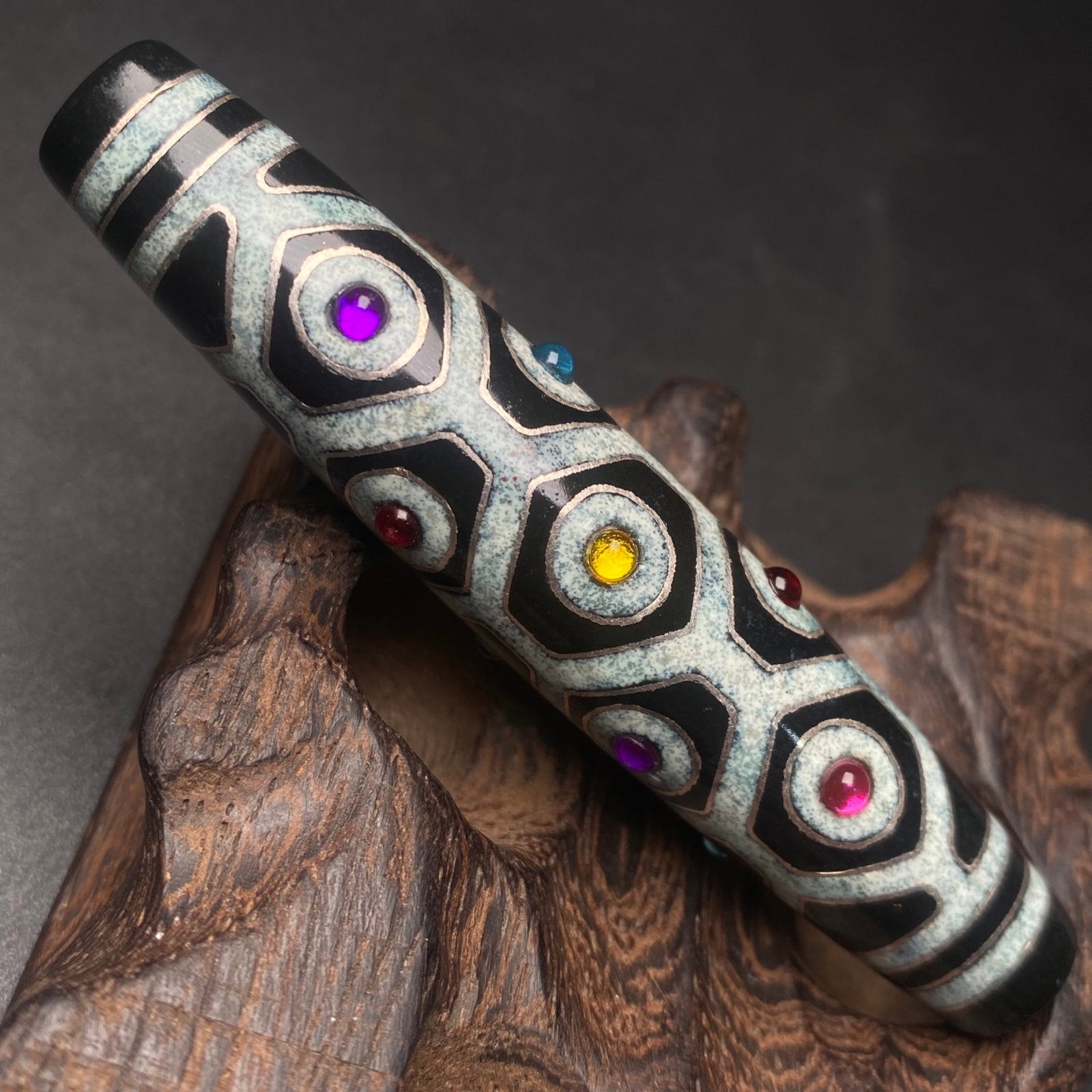 An Exquisite Dzi Bead Pendant,Inlaid Silver Wire and Gems,With Cinnabar: An Exquisite Dzi Bead Pendant,Inlaid Silver Wire and Gems,With Cinnabar,Size:78mmx15mm,Weight:29g 天珠挂件,嵌银丝宝石,配朱砂