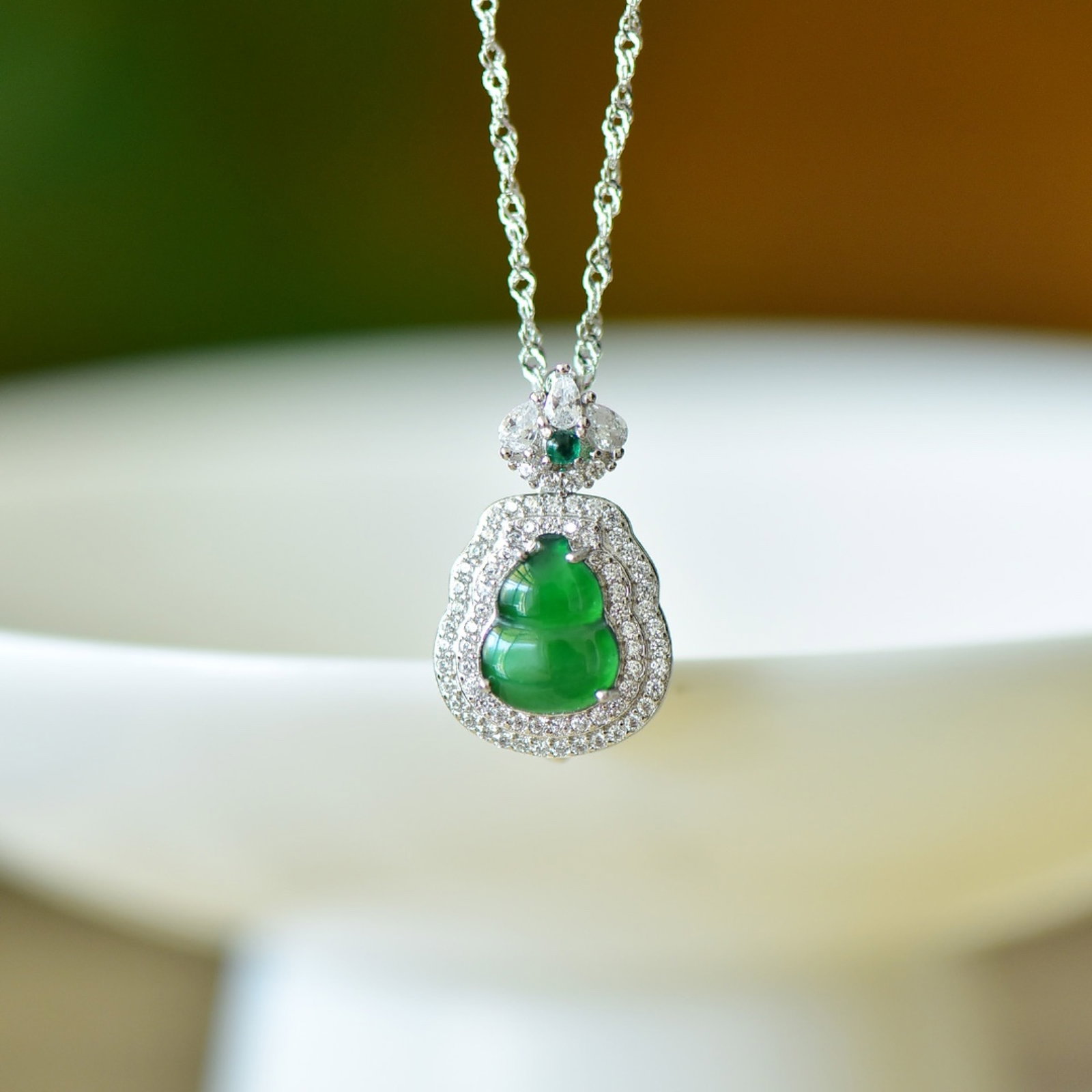 An Exquisite Sterling Silver Inlaid Jadeite Gourd Pendant,Inlaid Diamond: An Exquisite Sterling Silver Inlaid Jadeite Gourd Pendant,Inlaid Diamond,Size:9mmx11mm 纯银镶翡翠葫芦吊坠,嵌钻石