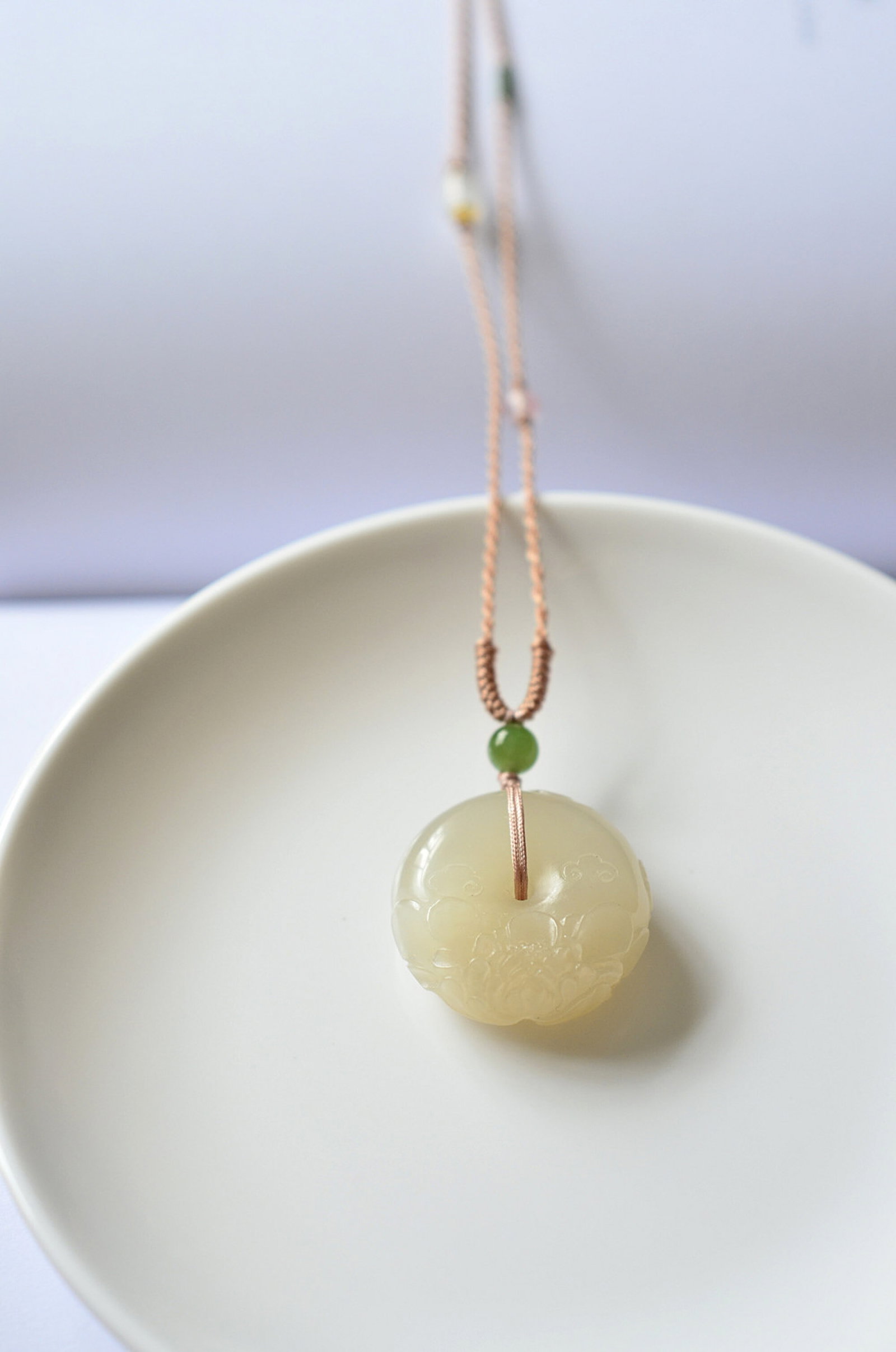 An Exquisite White Jade Flower Pattern Pendant: An Exquisite White Jade Flower Pattern Pendant,Size:28.2mmx12.5mm 白玉花卉纹吊坠