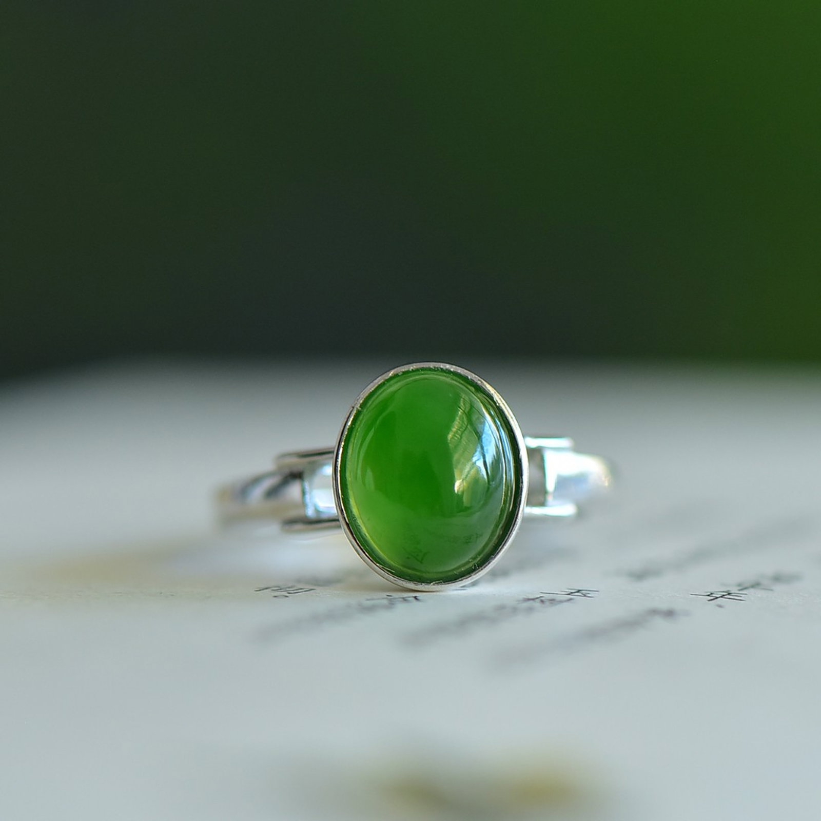 An Exquisite Sterling Silver Inlaid Jasper Ring: An Exquisite Sterling Silver Inlaid Jasper Ring,Size:8mmx10mm 纯银镶碧玉戒指