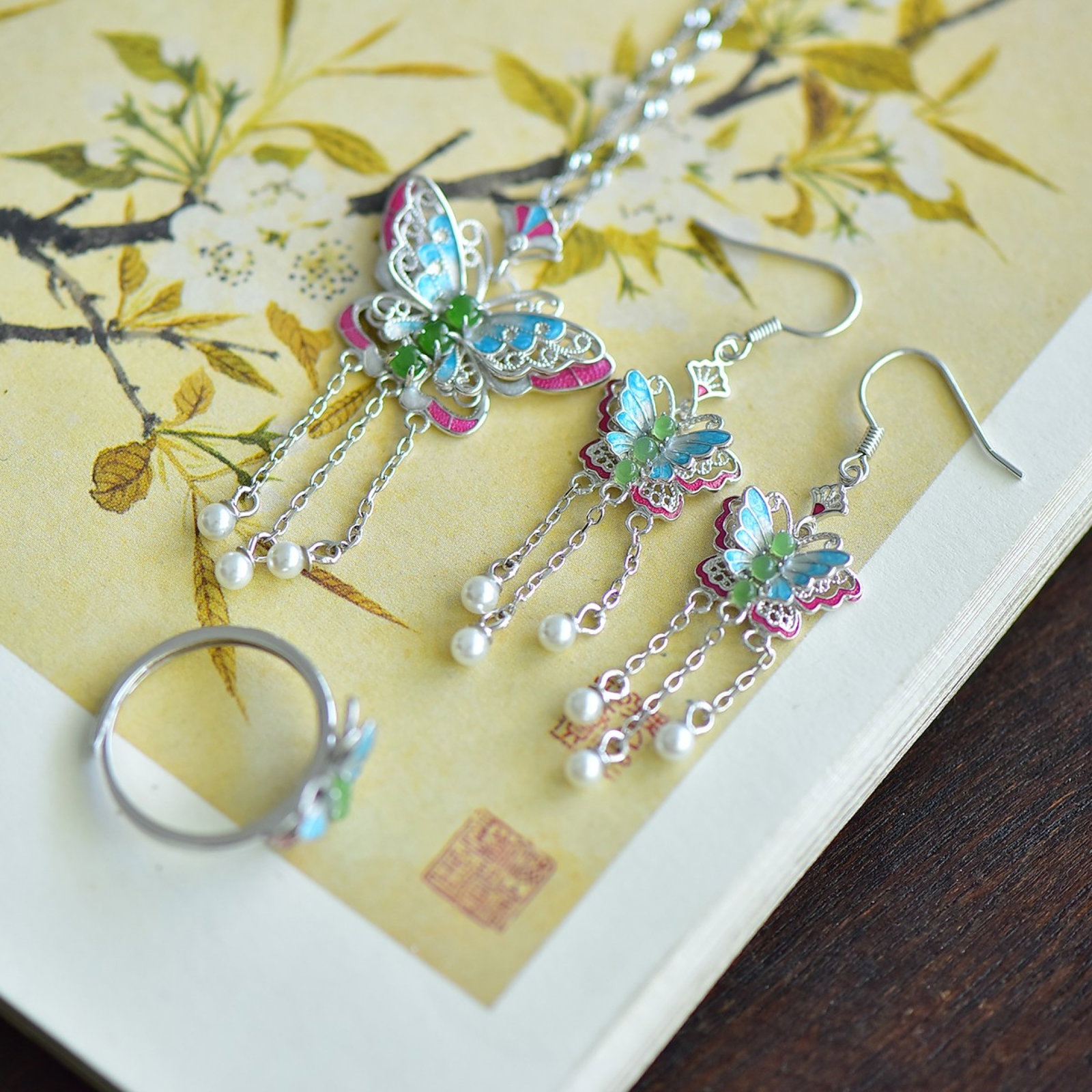A Set of Fine Sterling Silver Inlaid Jasper Jewelry,Inlaid Pearls: A Set of Fine Sterling Silver Inlaid Jasper Jewelry,Inlaid Pearls 一套纯银镶碧玉首饰，嵌珍珠