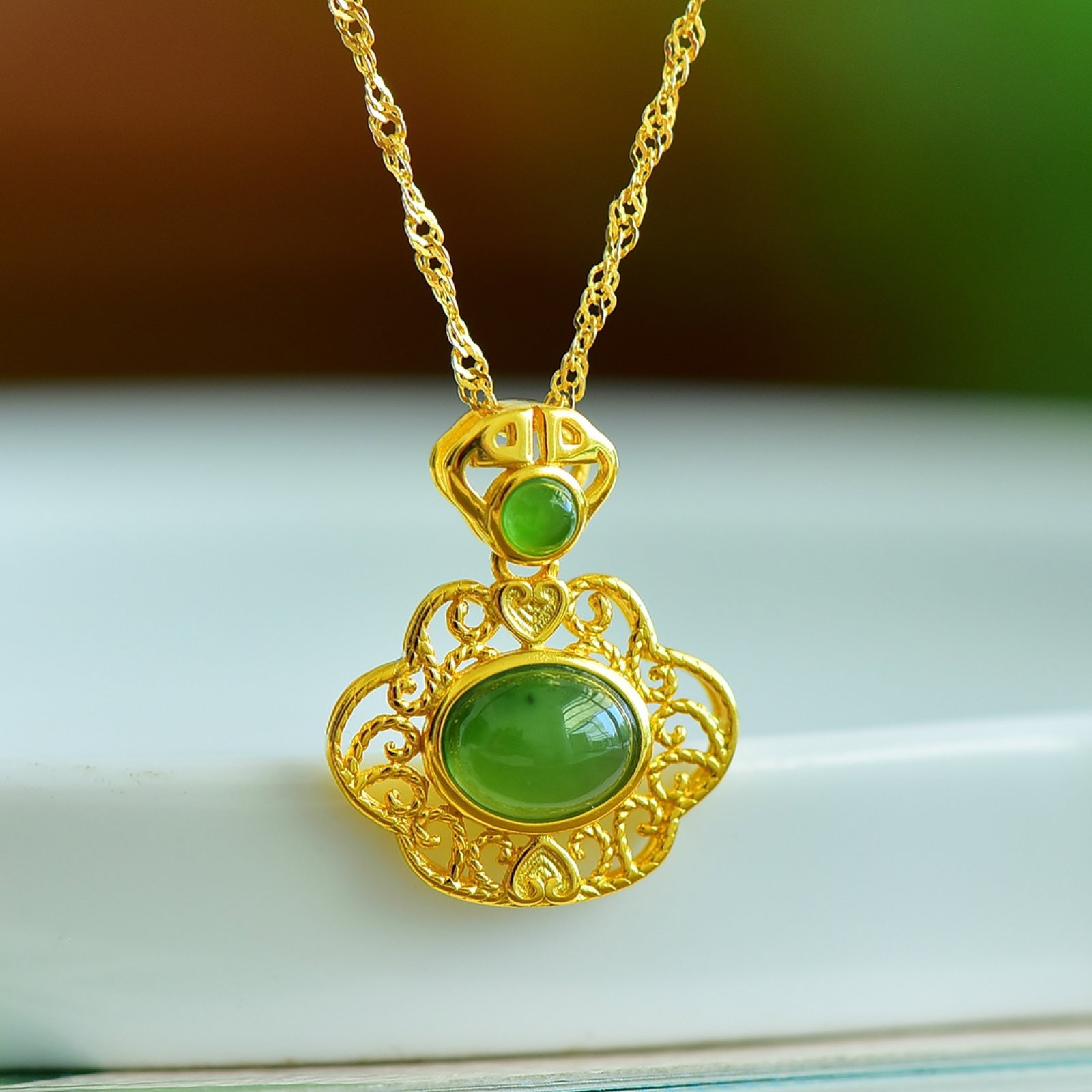 An Exquisite Sterling Silver-Gold Plated Inlaid Jasper Pendant: An Exquisite Sterling Silver-Gold Plated Inlaid Jasper Pendant 纯银镀金镶碧玉吊坠