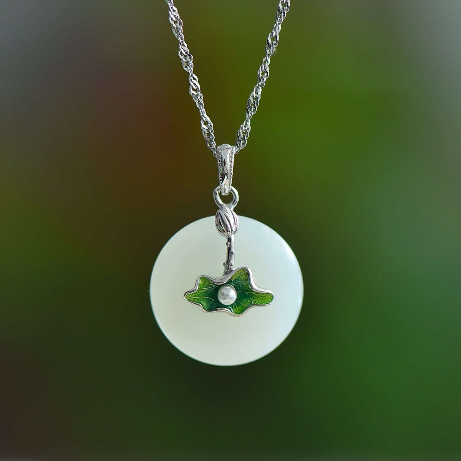 An Exquisite Sterling Silver Inlaid White Jade Pendant,Inlaid Pearls: An Exquisite Sterling Silver Inlaid White Jade Pendant,Inlaid Pearls,Size:18mmx18mm 纯银镶白玉吊坠，嵌珍珠