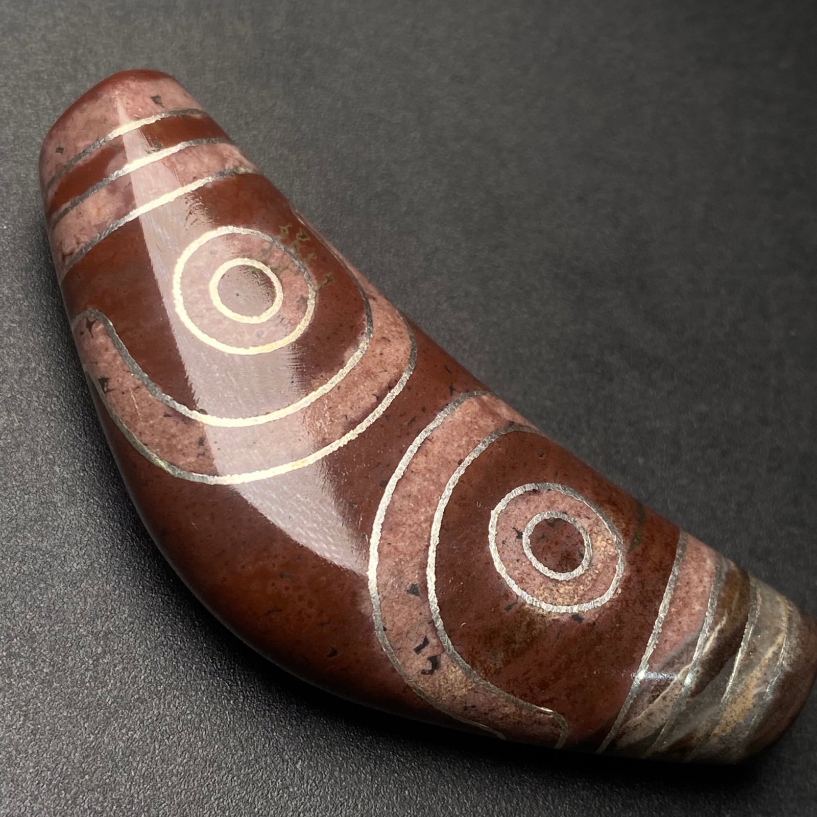 An Exquisite Dzi Bead Pendant,Inlaid Silver Wire,With Cinnabar: An Exquisite Dzi Bead Pendant,Inlaid Silver Wire,With Cinnabar,Size:63mmx25mmx11.5mm,Weight:29.6g 天珠挂件,嵌银丝,配朱砂