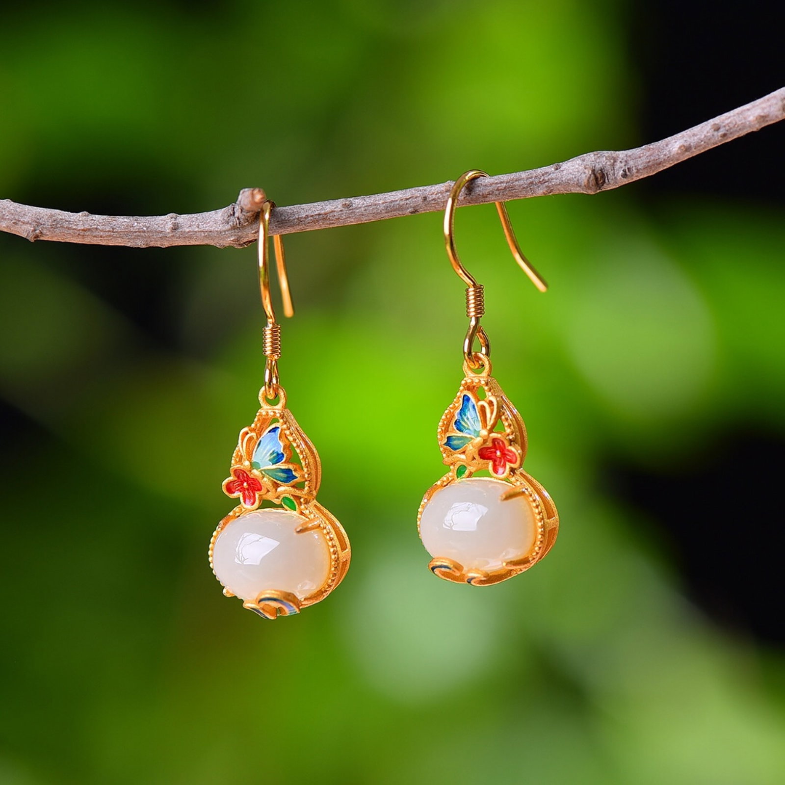 A Pair of Exquisite Sterling Silver-Gold Plated Inlaid White Jade Enamel Earrings: A Pair of Exquisite Sterling Silver-Gold Plated Inlaid White Jade Enamel Earrings,Size:7mmx9mm 一对纯银镀金镶白玉珐琅耳环
