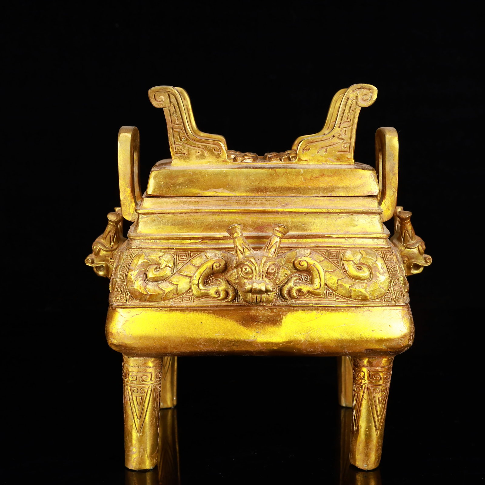 A Rare Gilt Bronze Dragon Pattern Double-Ears Censer: A Rare Gilt Bronze Dragon Pattern Double-Ears Censer,The Warring States period in China,With Mark,Size:8.7inx7.1inx9.1in,Weight:3450g 铜鎏金龙纹双耳香&#