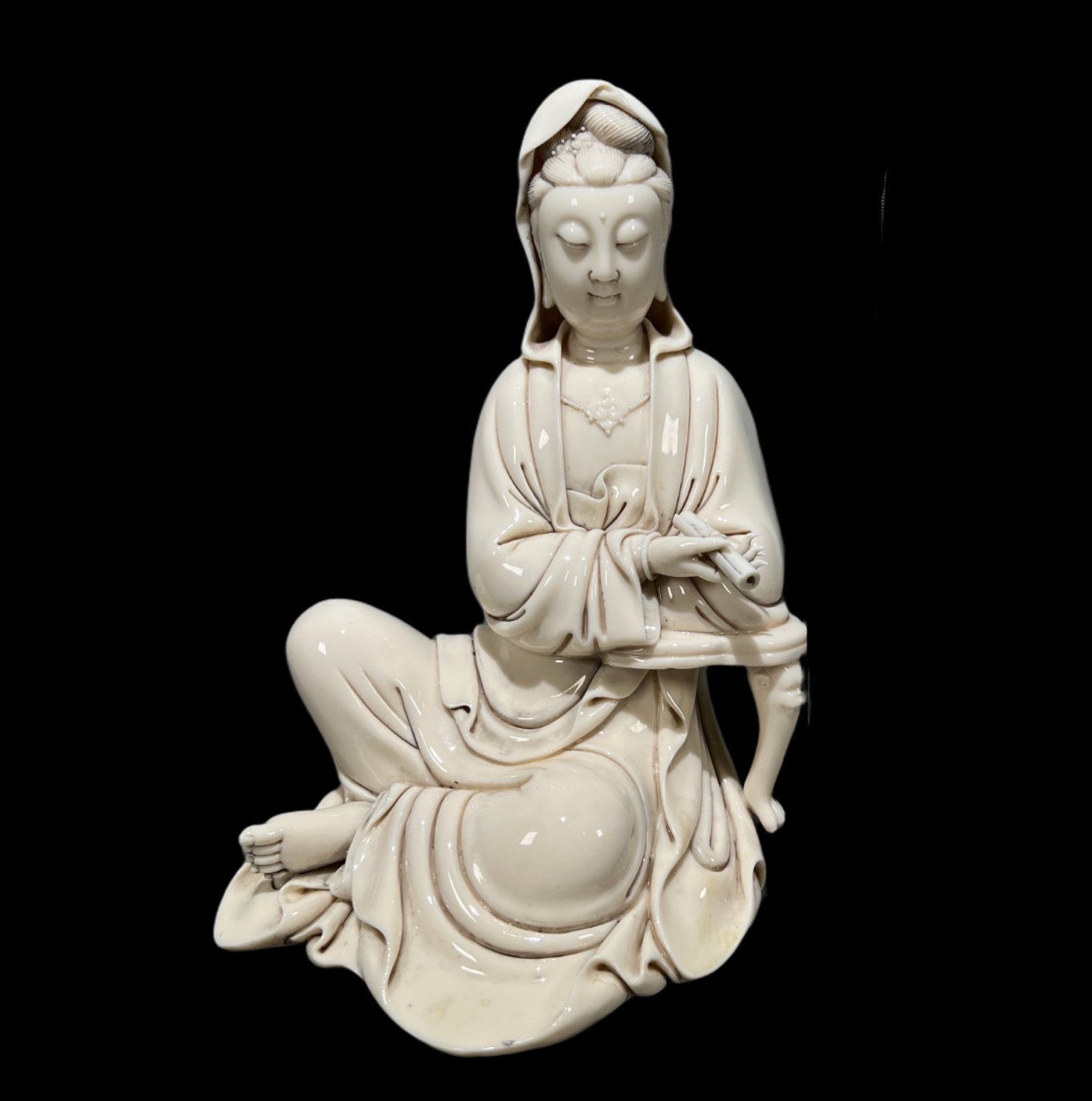 A Solemn Blance-De-Chine Statue of Avalokitesvara: A Solemn Blance-De-Chine Statue of Avalokitesvara,Qing Dynasty, China,Size:10.5in 德化瓷观音像,中国清代