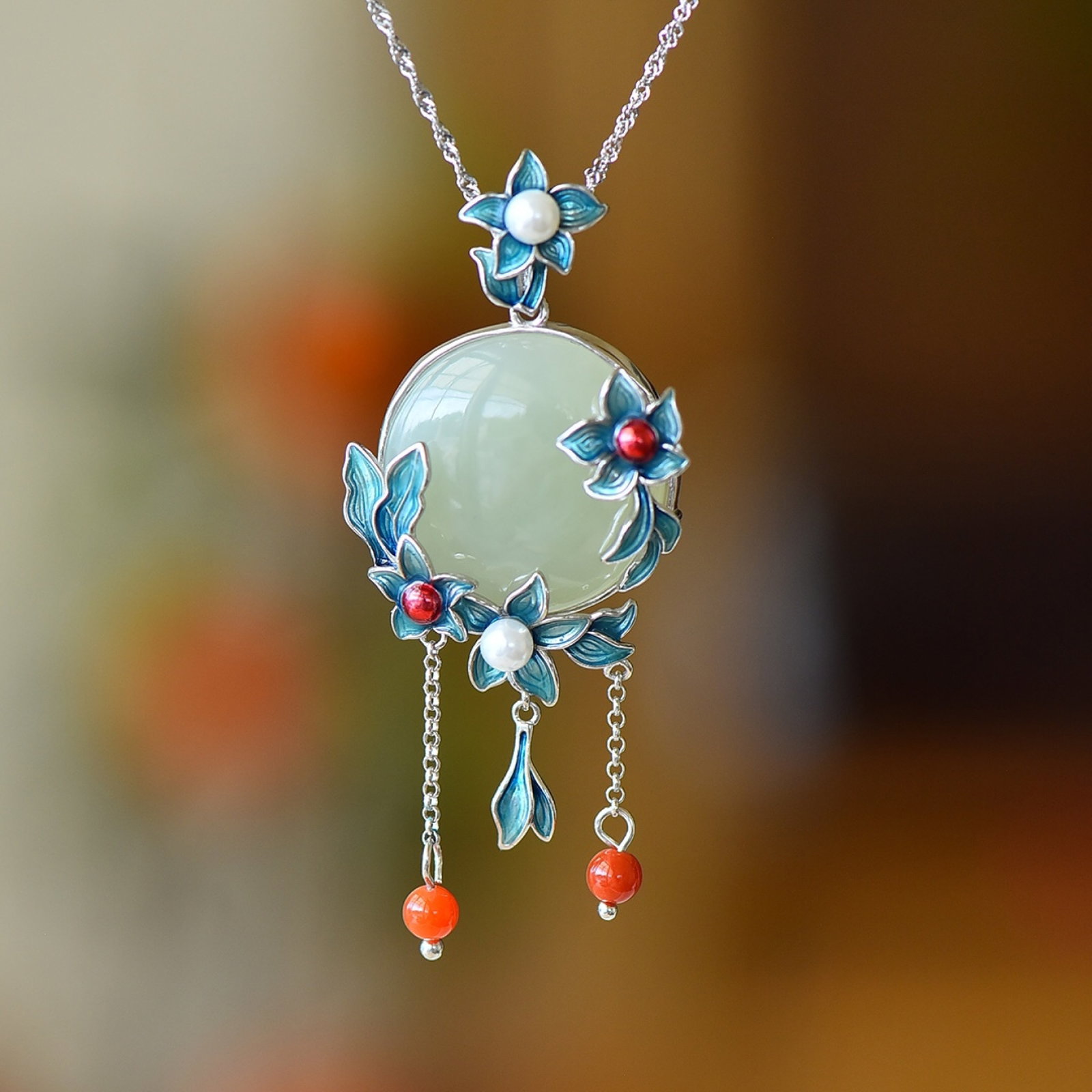 An Exquisite Sterling Silver Inlaid White Jade Pendant,Inlaid Pearls: An Exquisite Sterling Silver Inlaid White Jade Pendant,Inlaid Pearls 纯银镶白玉吊坠，嵌珍珠