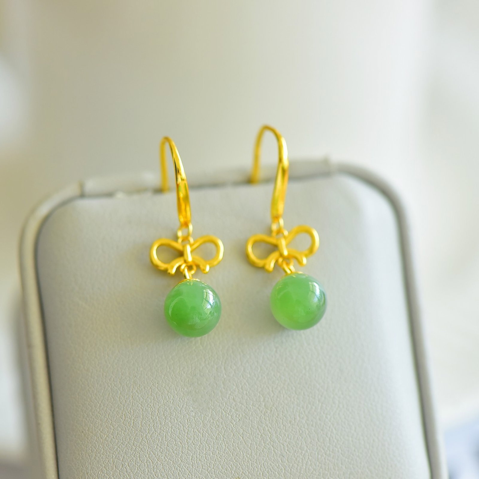 A Pair of Exquisite Sterling Silver-Gold Plated Inlaid Jasper Earrings: A Pair of Exquisite Sterling Silver-Gold Plated Inlaid Jasper Earrings,Size:8mmx8mm 一对纯银镀金镶碧玉耳环