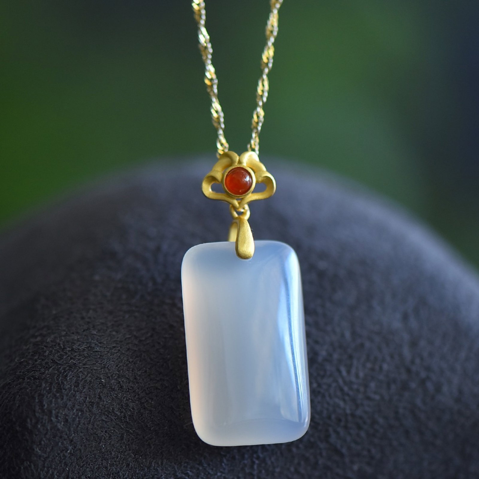 An Exquisite Sterling Silver-Gold Plated Inlaid Agate Pendant: An Exquisite Sterling Silver-Gold Plated Inlaid Agate Pendant,Size:15mmx25mm 纯银镀金镶玛瑙吊坠