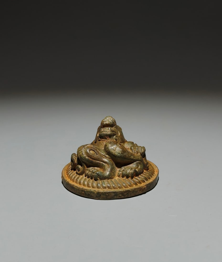 An Archaic Bronze Bear Ornament (1 of 9)