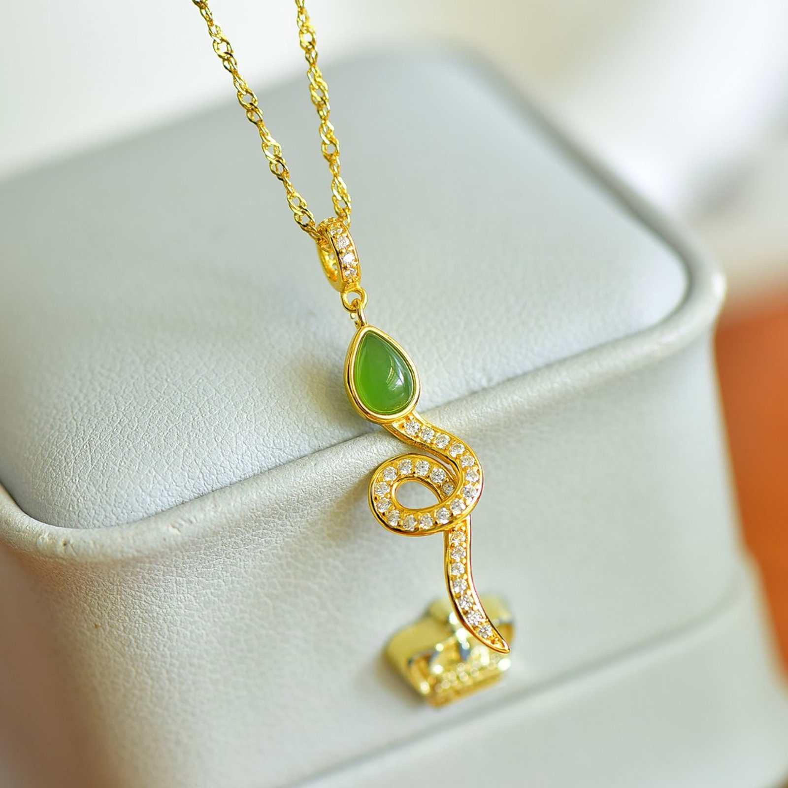 An Exquisite Sterling Silver-Gold Plated Inlaid Jasper Pendant,Inlaid Diamond: An Exquisite Sterling Silver-Gold Plated Inlaid Jasper Pendant,Inlaid Diamond,Size:3mmx6mm 纯银镀金镶碧玉吊坠,嵌钻石