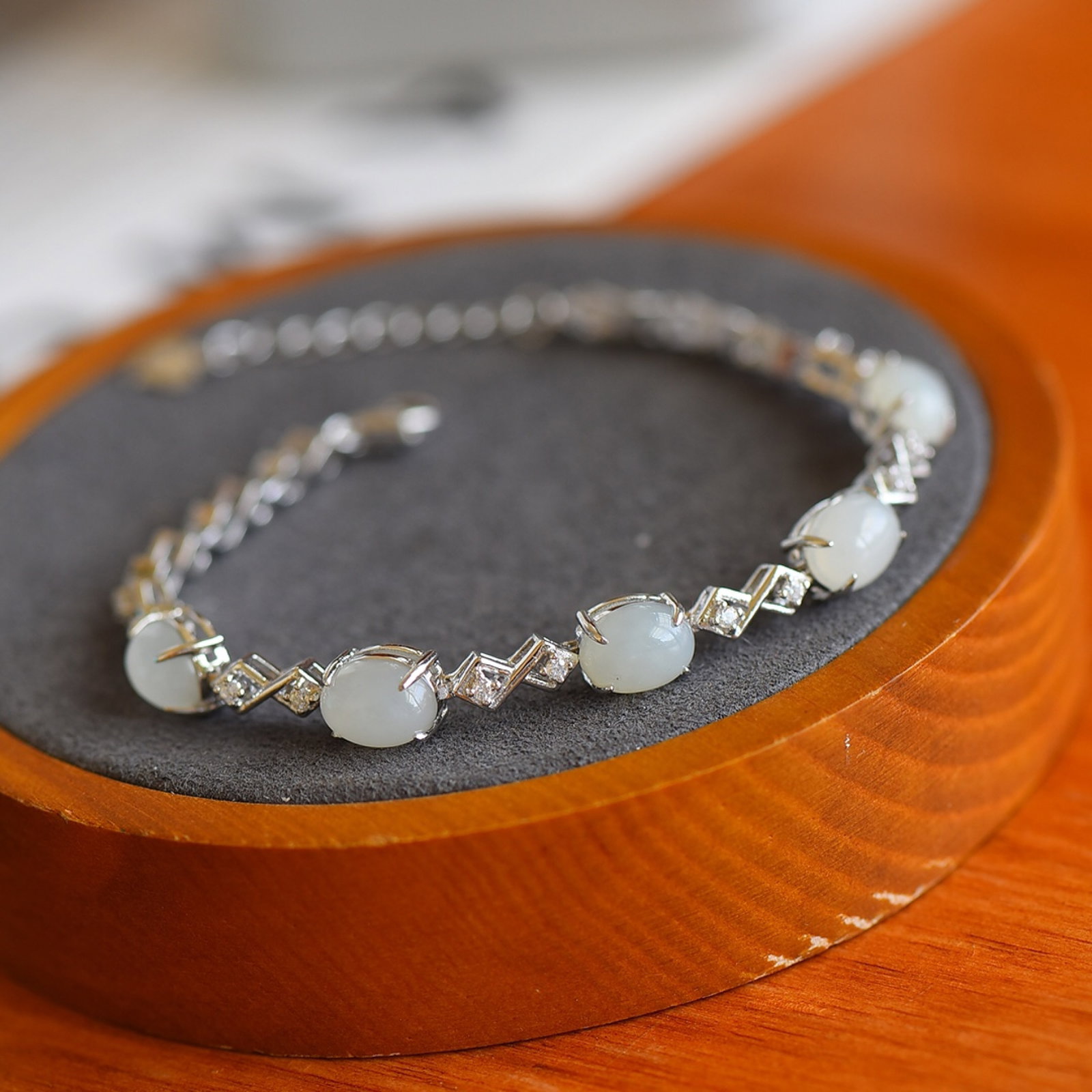 An Exquisite Sterling Silver Inlaid White Jade Bracelets,Inlaid Diamond: An Exquisite Sterling Silver Inlaid White Jade Bracelets,Inlaid Diamond,Size:6mmx8mm 纯银镶白玉手链,嵌钻石