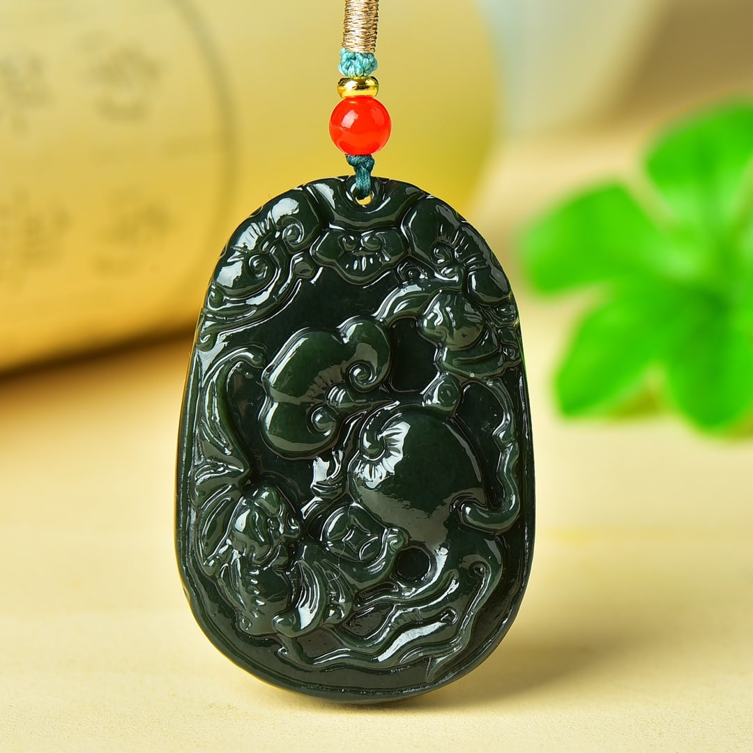 An Exquisite Sapphire Bats Pattern Pendant: An Exquisite Sapphire Bats Pattern Pendant,Size:32mmx49mm 寓意:如意 吉祥 平安 青玉蝙蝠纹挂件