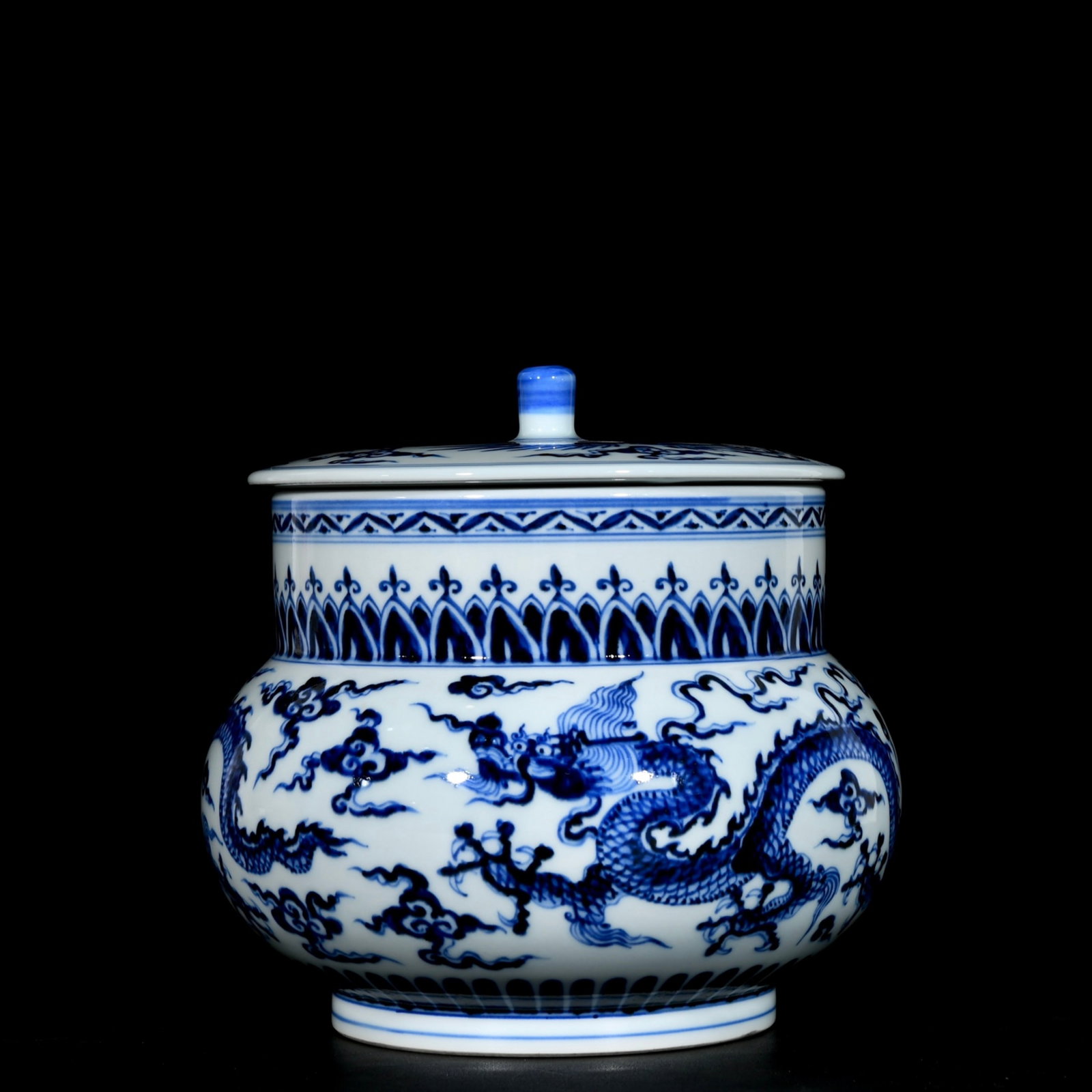 An Exquisite Blue and White Auspicious Cloud,Dragon and Phoenix Pattern Jar with Cover: An Exquisite Blue and White Auspicious Cloud,Dragon and Phoenix Pattern Jar with Cover,Ming Dynasty, China,Xuande Six-character Mark,Size:7.1inx8.3in 青花祥云龙凤&#