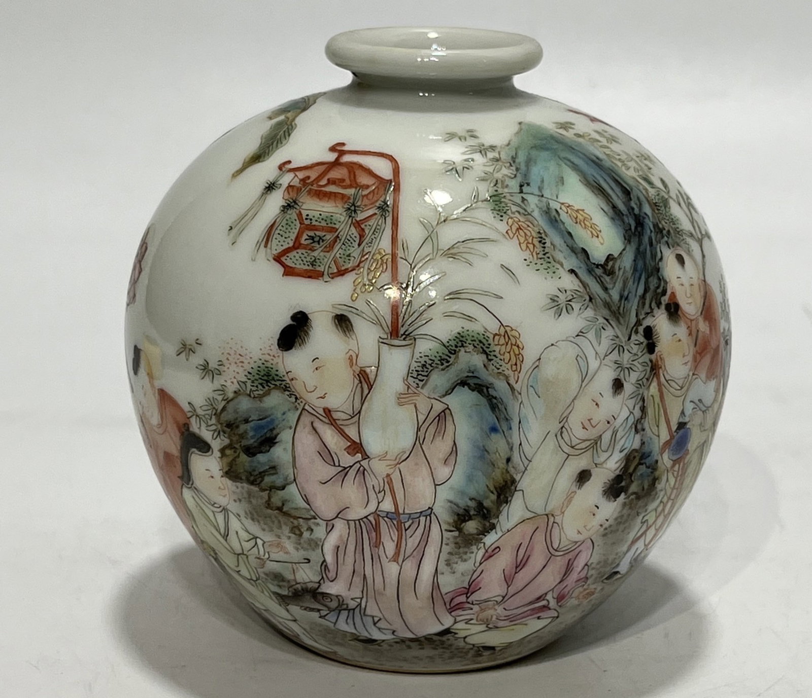 An Exquisite Famille-Rose Figure Pattern Apple-Shaped Vase (1 of 9)