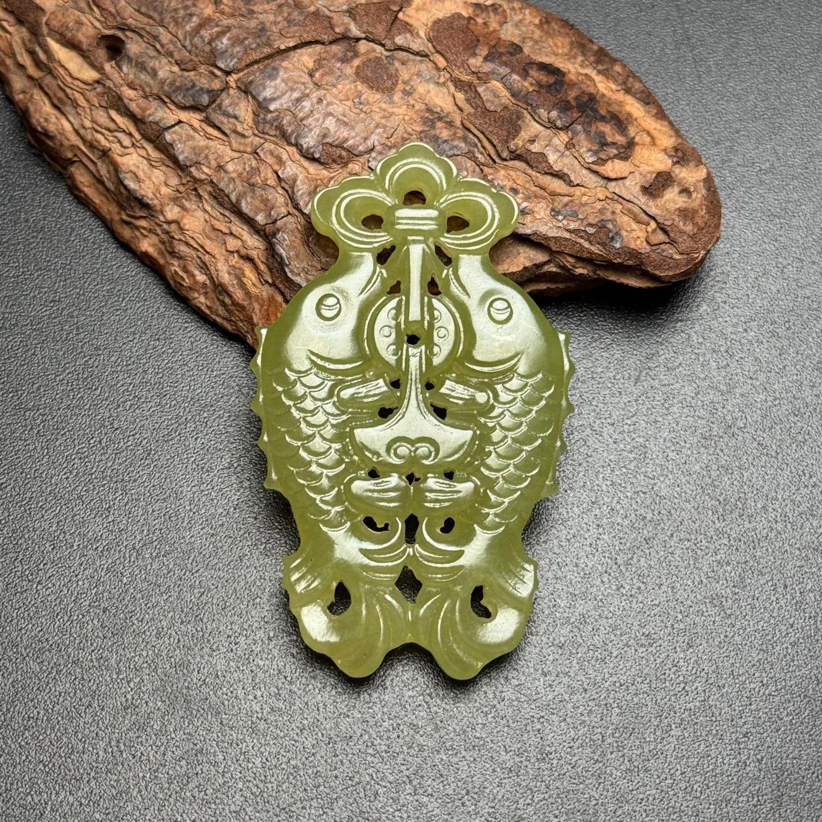 An Exquisite Yellow Jade Fish Pendant: An Exquisite Yellow Jade Fish Pendant,Qing Dynasty,China,Size:56mmx34mmx5mm,Weight:16g 黄玉鱼挂件,中国清代