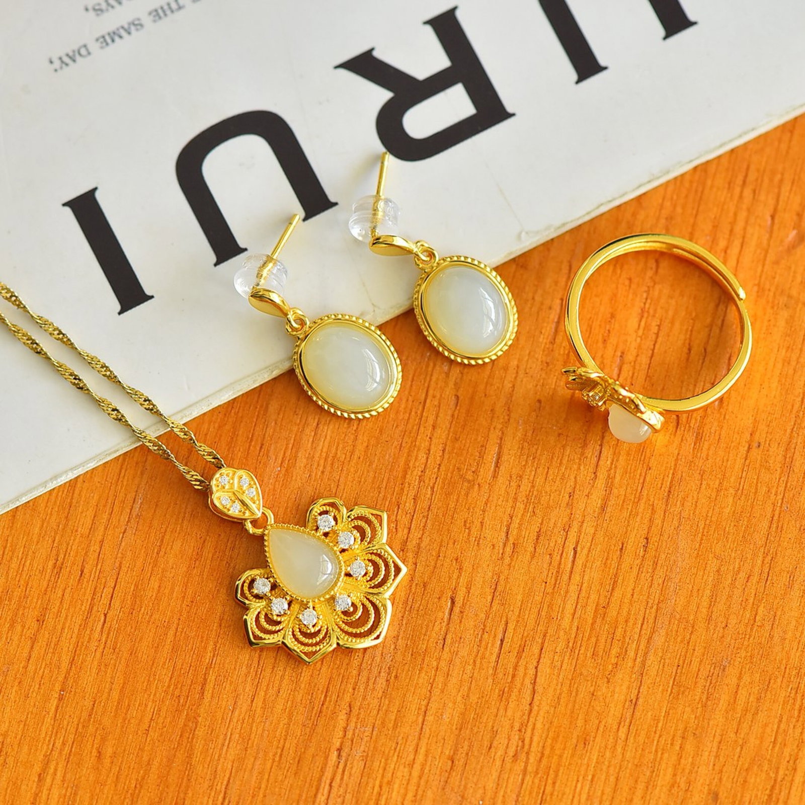 A Set of Fine Sterling Silver-Gold Plated Inlaid White Jade Jewelry,Inlaid Diamonds: A Set of Fine Sterling Silver-Gold Plated Inlaid White Jade Jewelry,Inlaid Diamonds,Size:6mmx8mm,8mmx10mm,5mmx5mm 一套纯银镀金镶白玉首མ