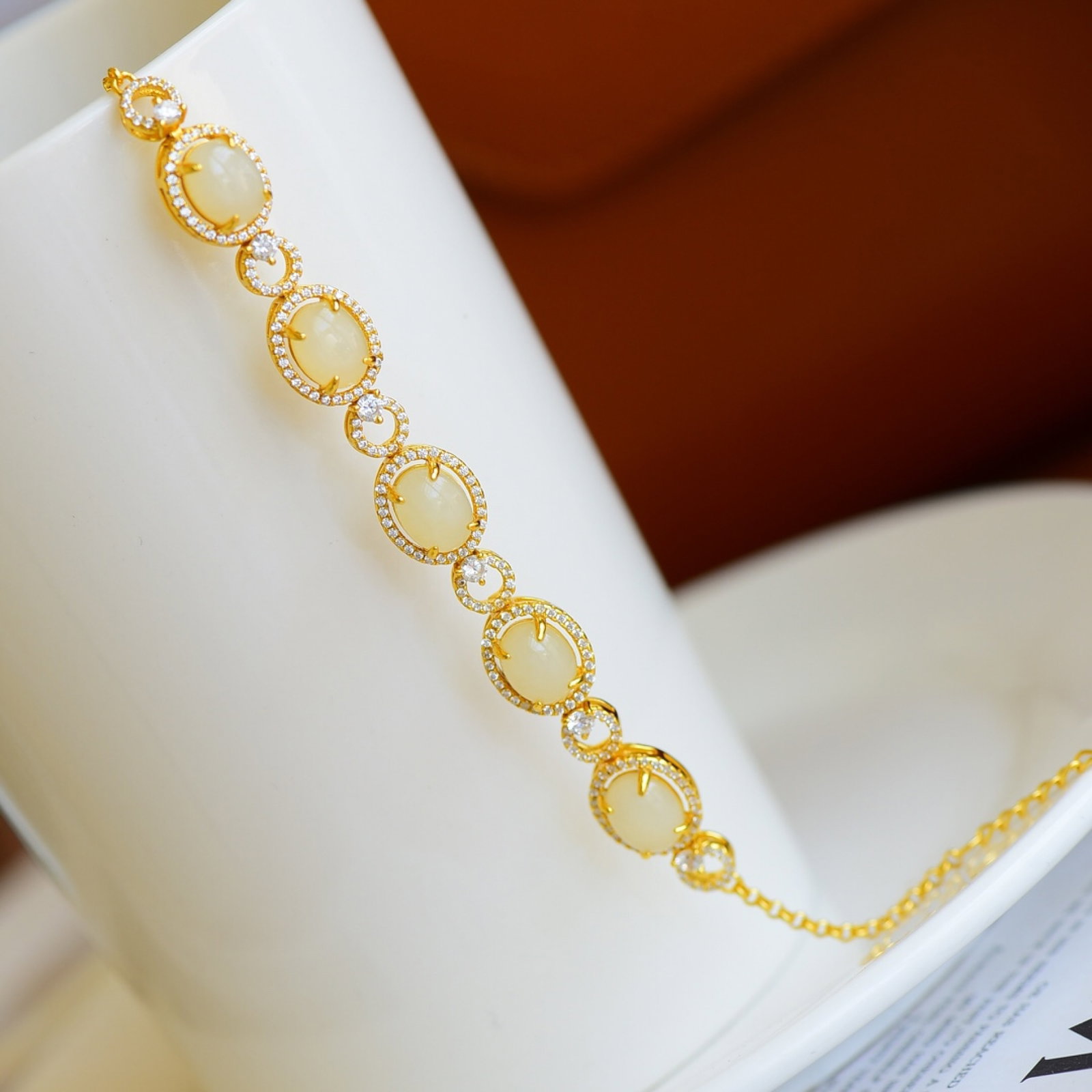 An Exquisite Sterling Silver-Gold Plated Inlaid White Jade Bracelets,Inlaid Diamond: An Exquisite Sterling Silver-Gold Plated Inlaid White Jade Bracelets,Inlaid Diamond,Size:7mmx9mm 纯银镀金镶白玉手链,嵌钻石