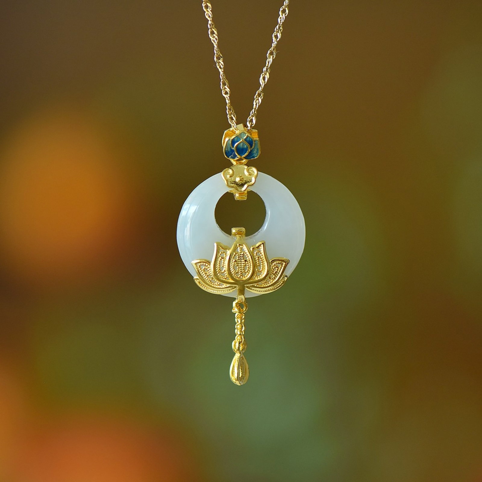An Exquisite Sterling Silver-Gold Plated Inlaid White Jade Pendant: An Exquisite Sterling Silver-Gold Plated Inlaid White Jade Pendant,Size:20mmx20mm 纯银镀金镶白玉吊坠