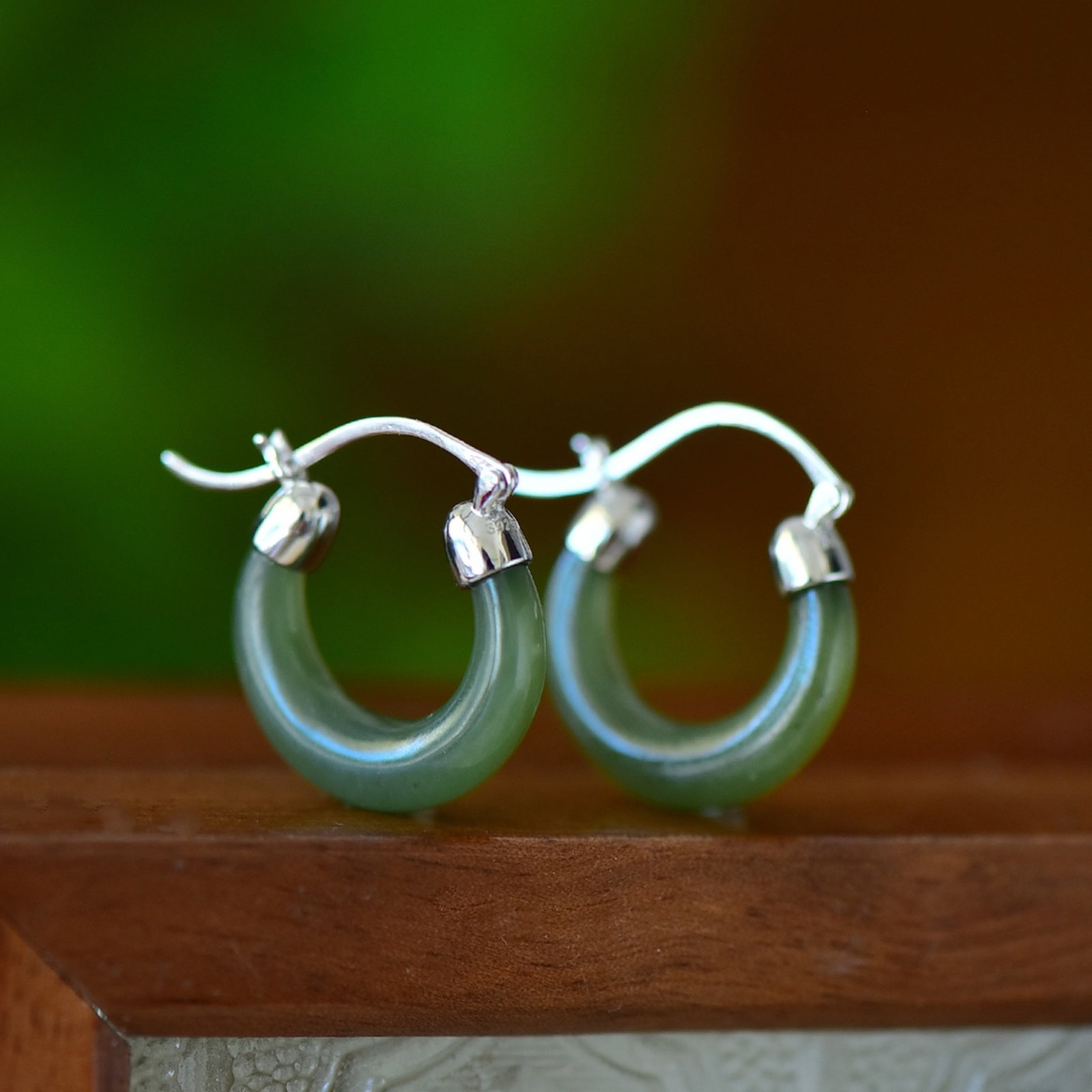 A Pair of Exquisite Sterling Silver Inlaid Sapphire Earrings: A Pair of Exquisite Sterling Silver Inlaid Sapphire Earrings Size:5mmx21mm 一对纯银镶青玉耳环