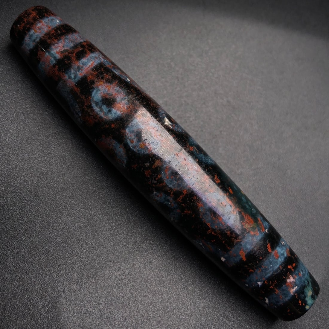 An Exquisite Seventeen Eyes Dzi Bead Pendant,With Cinnabar: An Exquisite Seventeen Eyes Dzi Bead Pendant,With Cinnabar,Size:79.5mmx15mm,Weight:28.5g 十七眼天珠挂件,配朱砂