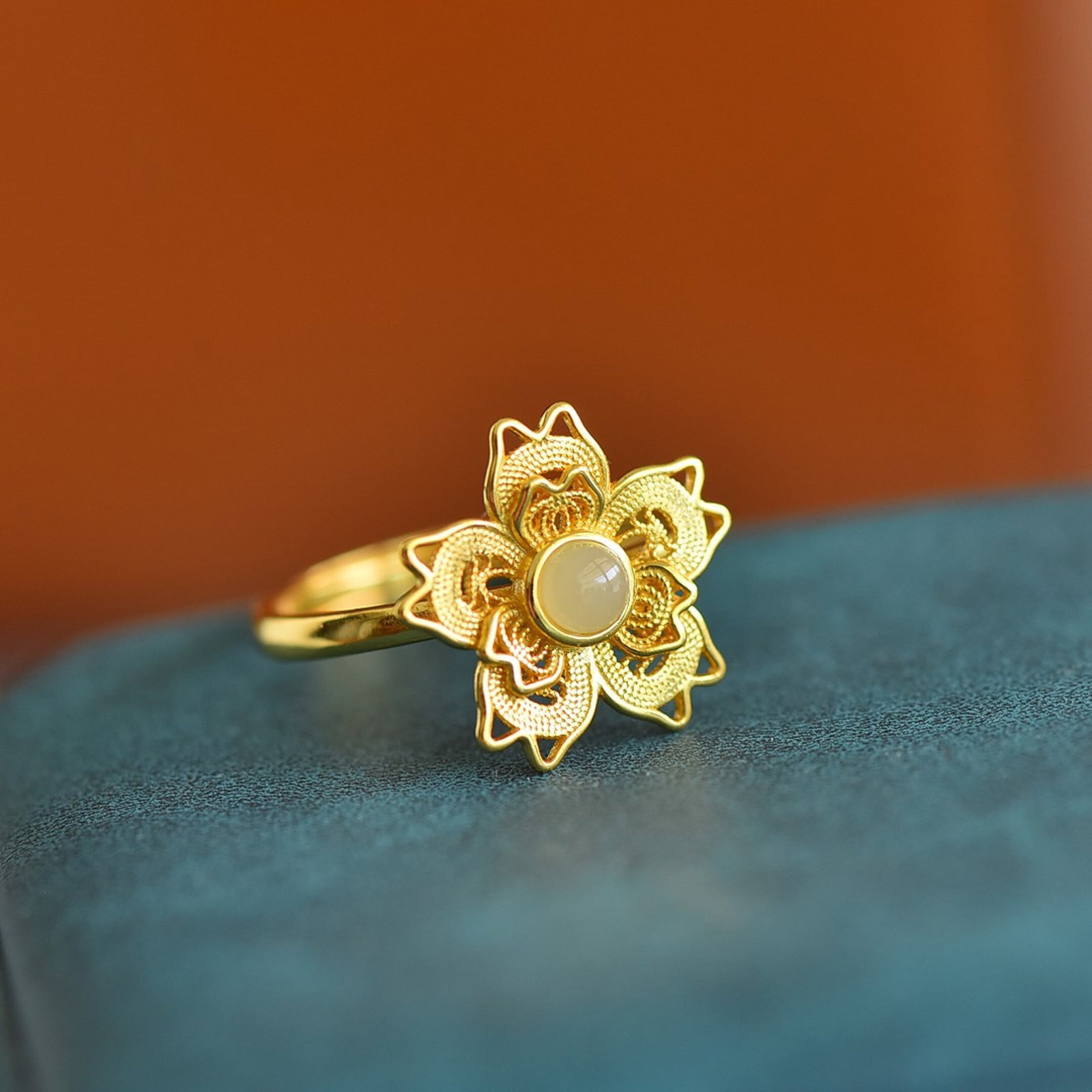 An Exquisite Sterling Silver-Gold Plated Inlaid White Jade Ring: An Exquisite Sterling Silver-Gold Plated Inlaid White Jade Ring,Size:4mmx4mm 纯银镀金镶白玉戒指