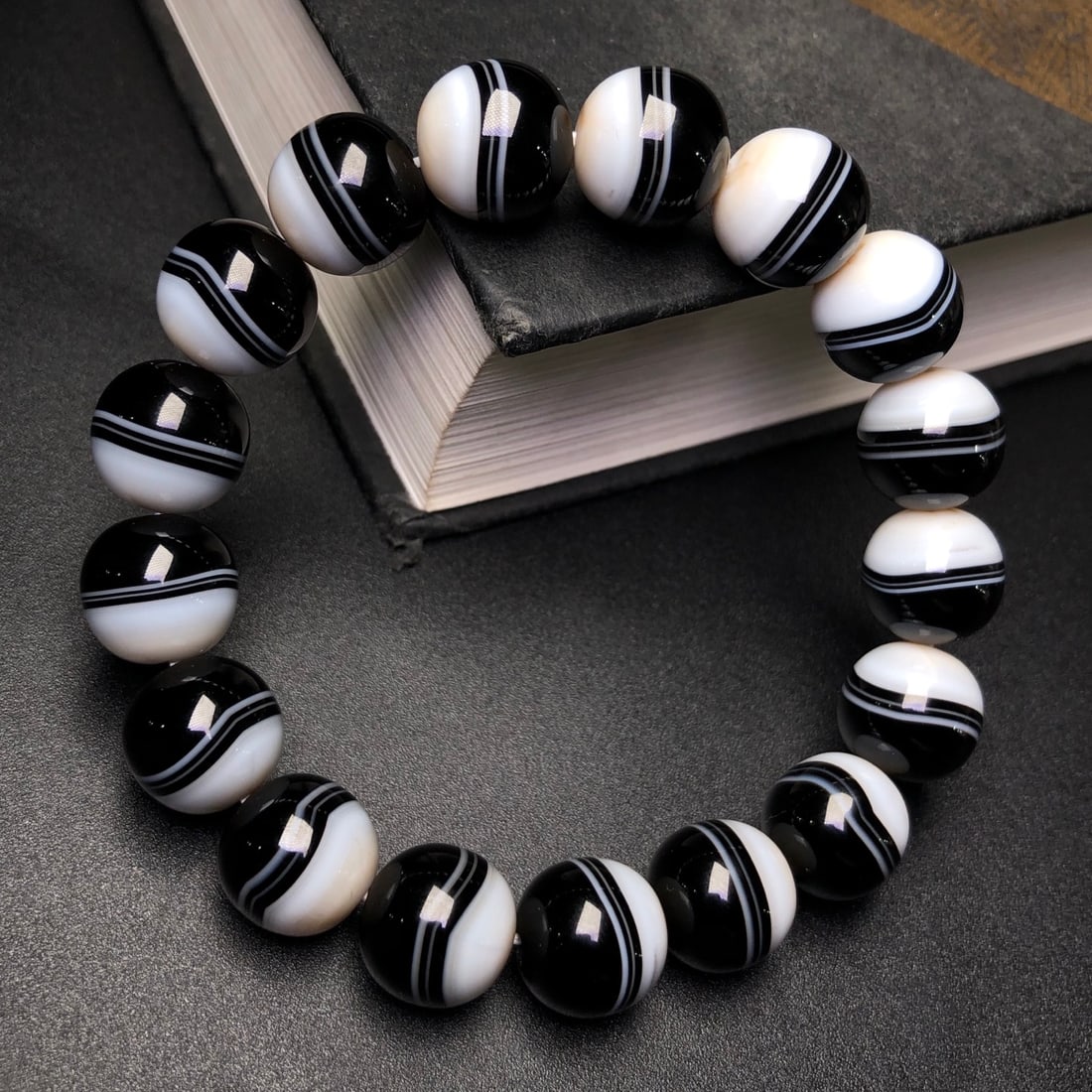 An Exquisite Dzi Bead Bracelets (1 of 9)