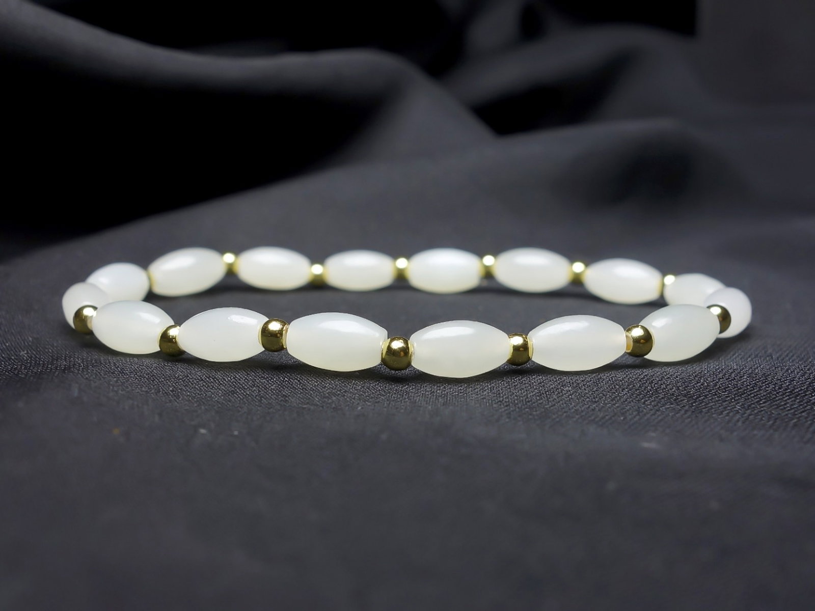 An Exquisite White Jade Bracelets: An Exquisite White Jade Bracelets,Size:(bead)5mmx9mm 白玉手链