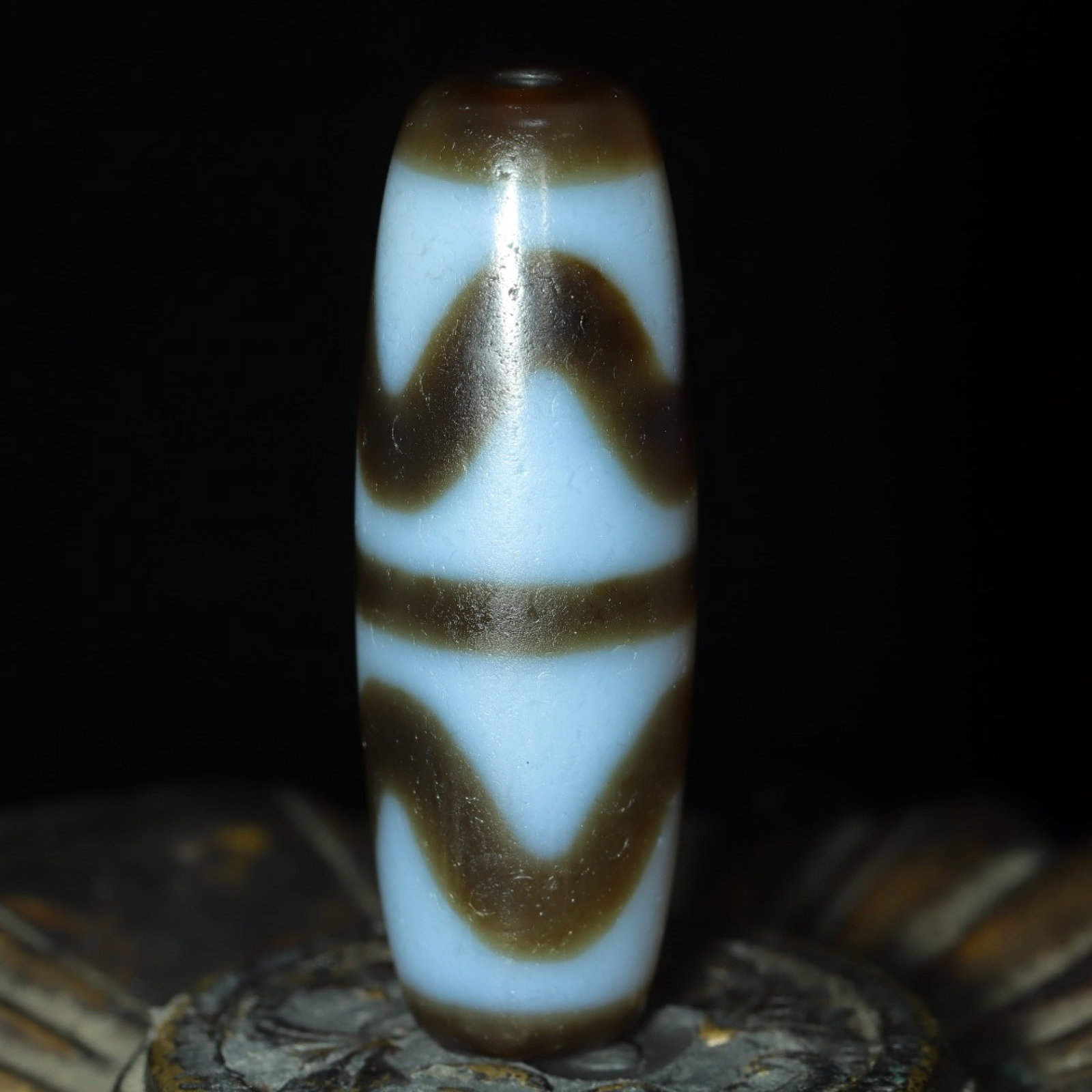 An Exquisite Dzi Bead Pendant: An Exquisite Dzi Bead Pendant，Size：38mmx13mm，Weight：11g 天珠挂件