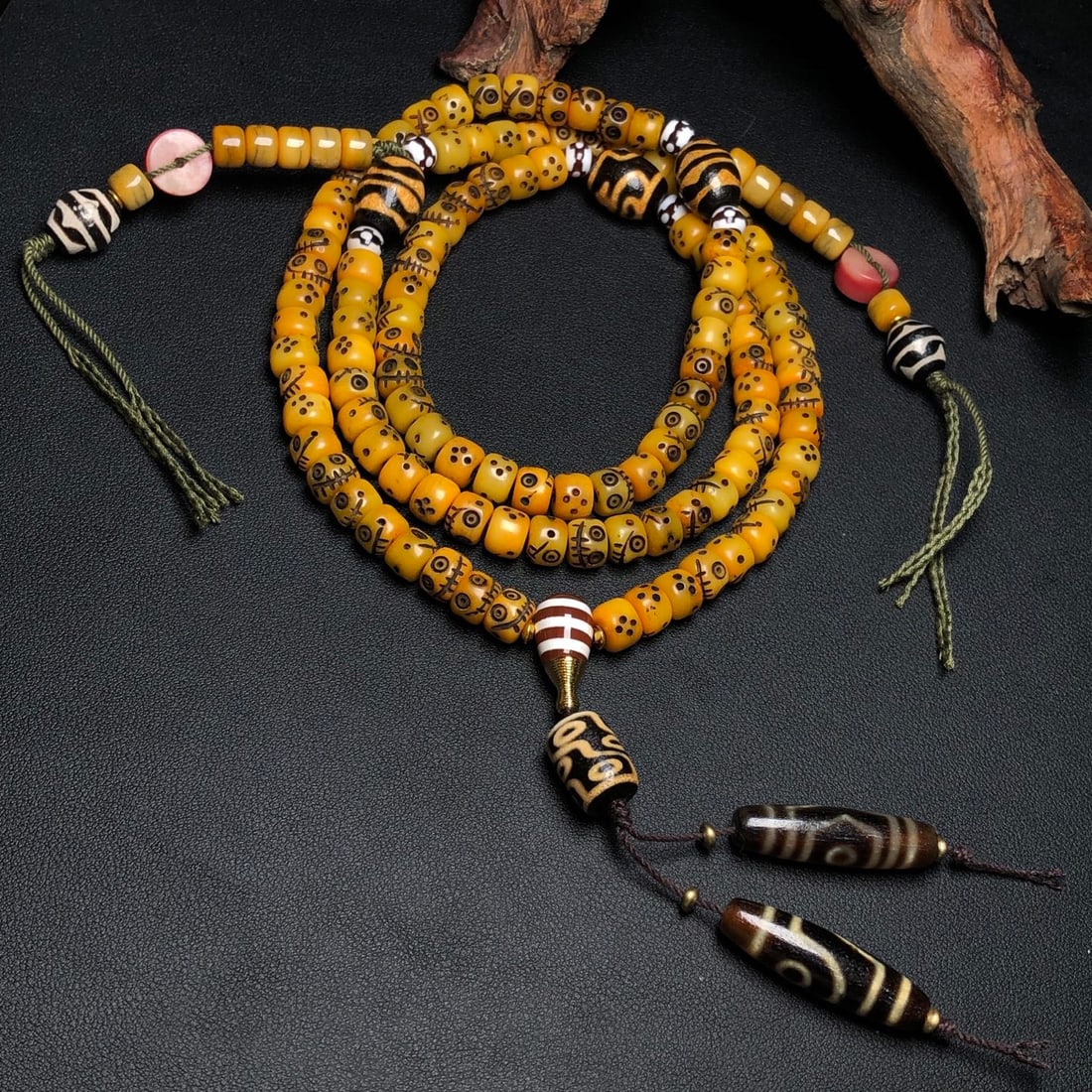An Exquisite Dzi Bead Bracelets (1 of 9)