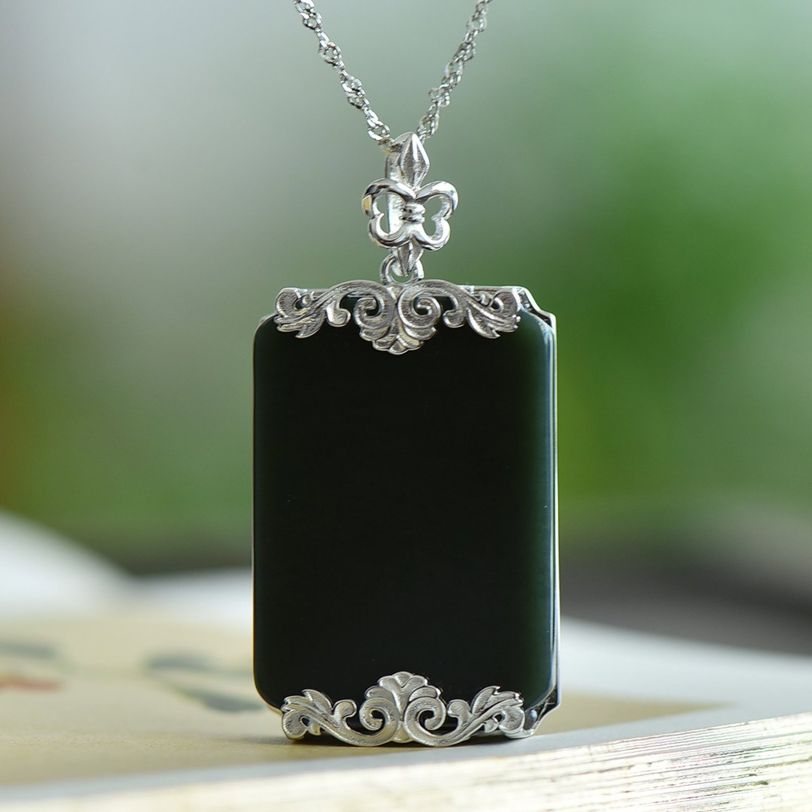 An Exquisite Sterling Silver Inlaid Black Jade Pendant: An Exquisite Sterling Silver Inlaid Black Jade Pendant,Size:23mmx34mm 纯银镶黑玉吊坠