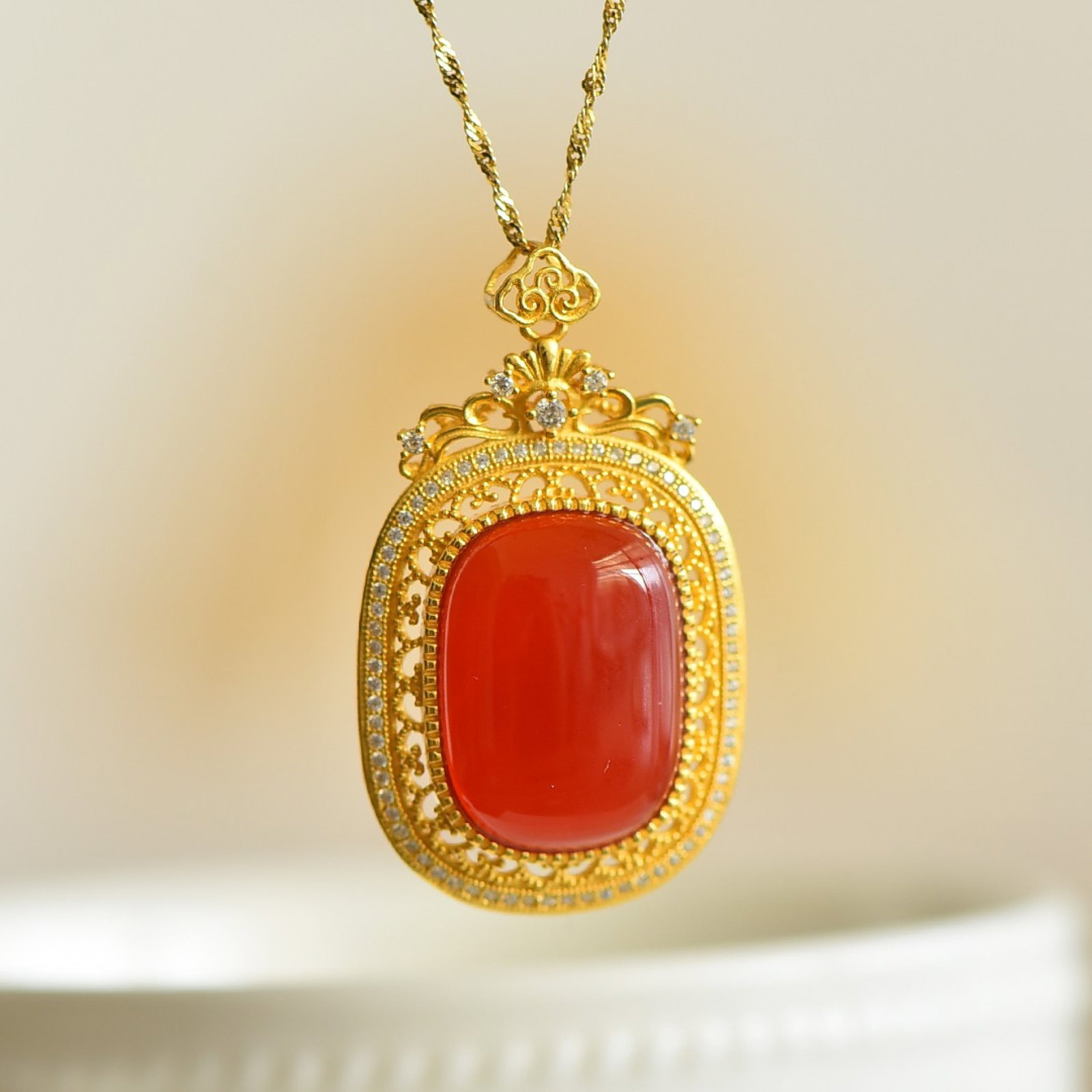 An Exquisite Sterling Silver-Gold Plated Inlaid Agate Pendant,Inlaid Diamond: An Exquisite Sterling Silver-Gold Plated Inlaid Agate Pendant,Inlaid Diamond,Size:16mmx22mm 纯银镀金镶玛瑙吊坠,嵌钻石