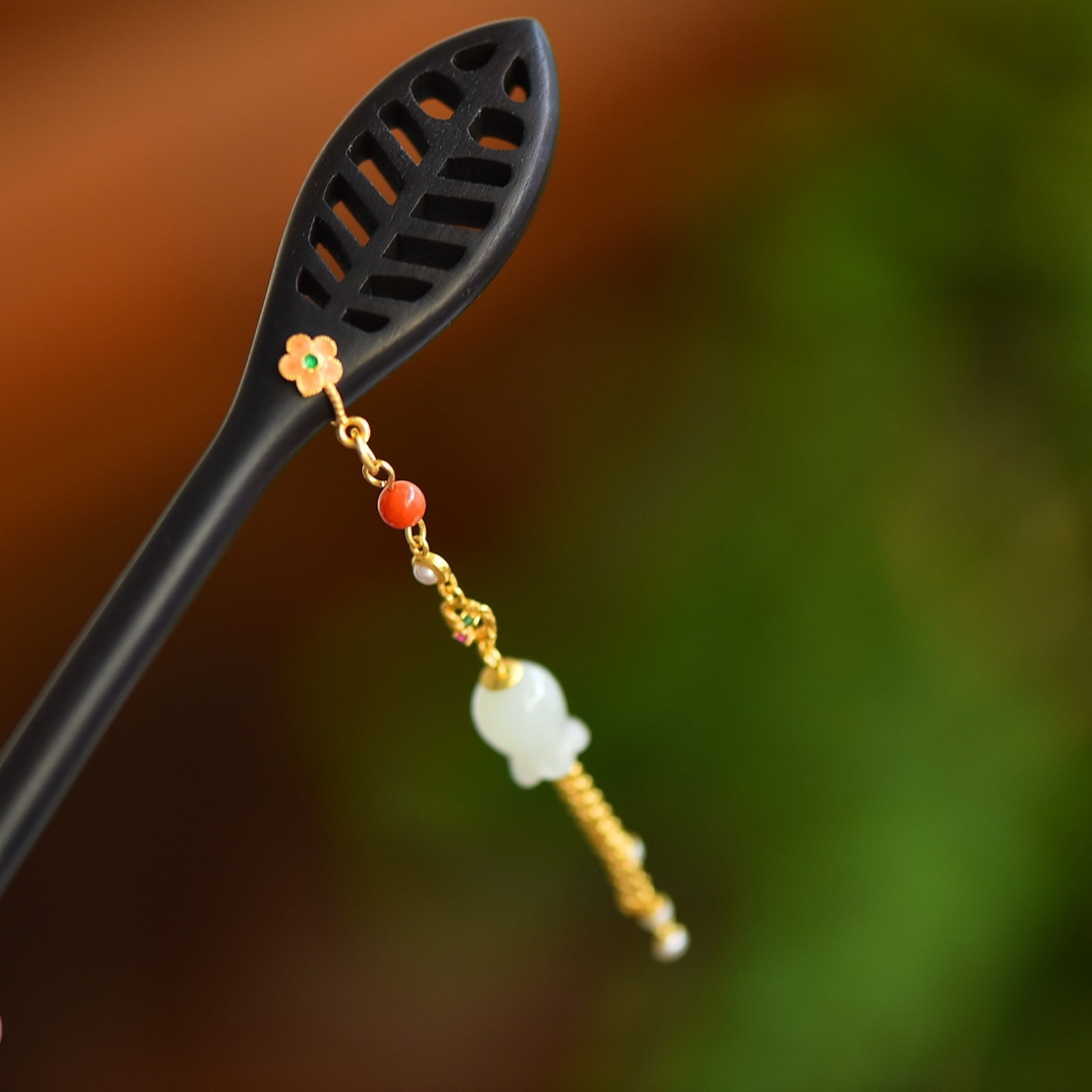 An Exquisite Sterling Silver-Gold Plated Inlaid White Jade Ebony Hairpin: An Exquisite Sterling Silver-Gold Plated Inlaid White Jade Ebony Hairpin,Size:9mmx11mm 纯银镀金镶白玉黑檀木发簪