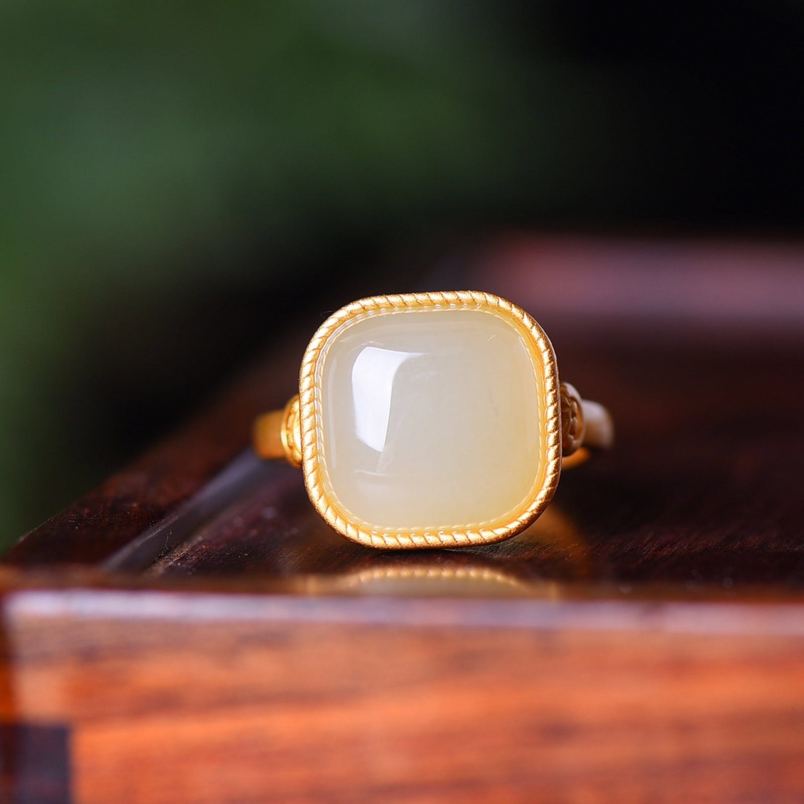 An Exquisite Sterling Silver-Gold Plated Inlaid White Jade Ring: An Exquisite Sterling Silver-Gold Plated Inlaid White Jade Ring,Size:12mmx12mm 纯银镀金镶白玉戒指