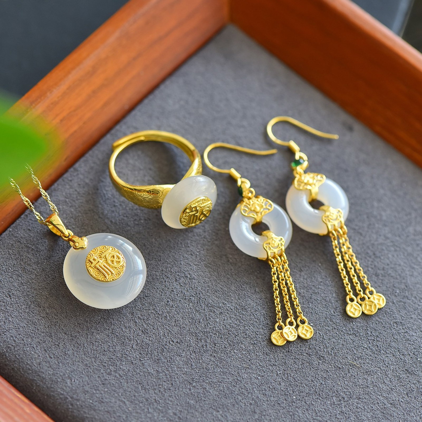 A Set of Fine Sterling Silver-Gold Plated Inlaid Agate Jewelrys: A Set of Fine Sterling Silver-Gold Plated Inlaid Agate Jewelrys 一套纯银镀金镶玛瑙首饰